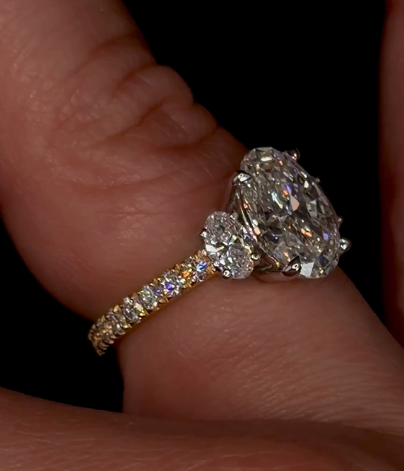 2.00ct Oval Brilliant Cut (E VS1) Three Stone Engagement Ring – IGI Certified – Two-tone Diamond Shank