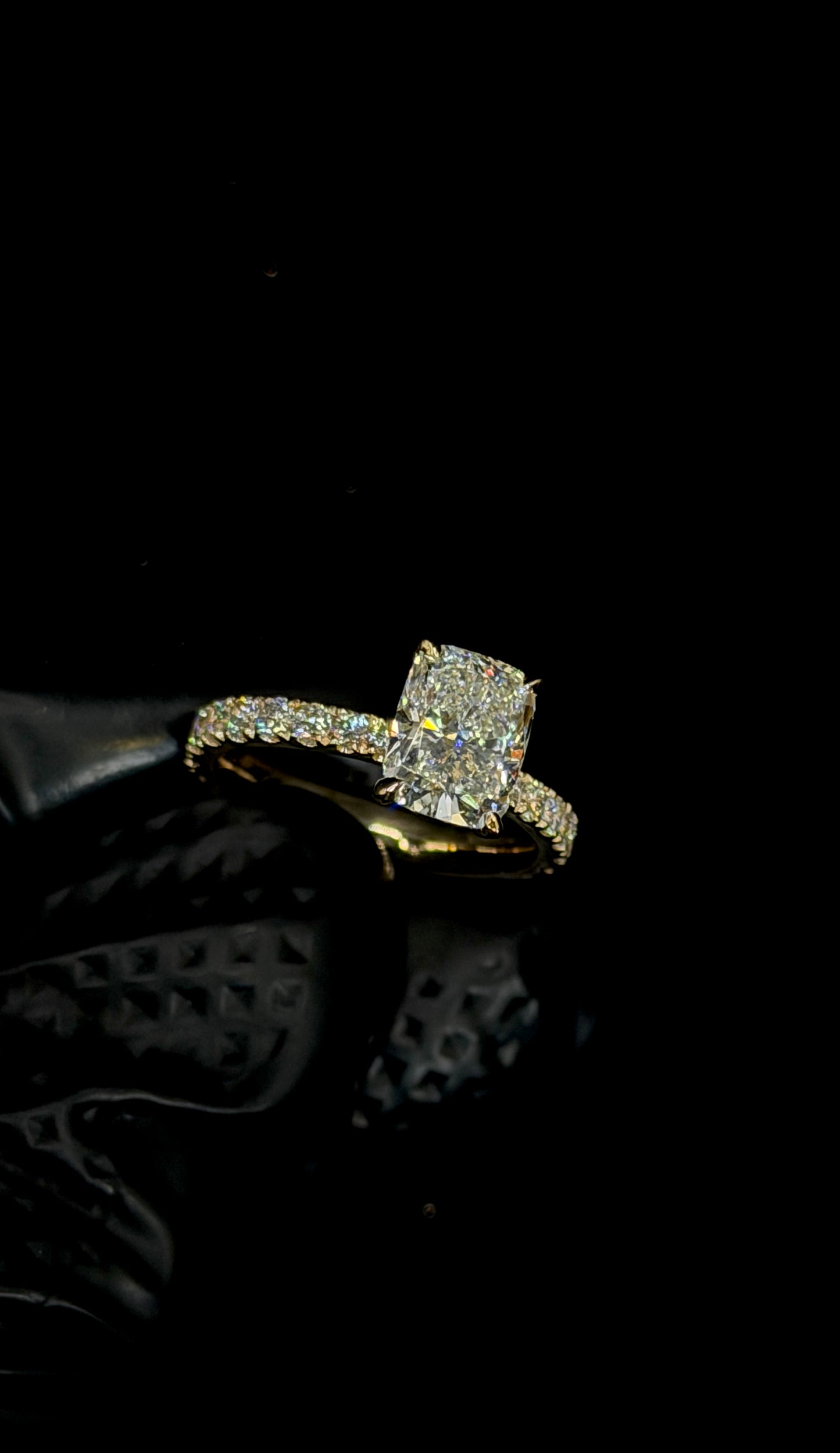 2.00ct Cushion Brilliant Cut (D VS1) Diamond Engagement Ring β IGI Certified β Diamond Shank