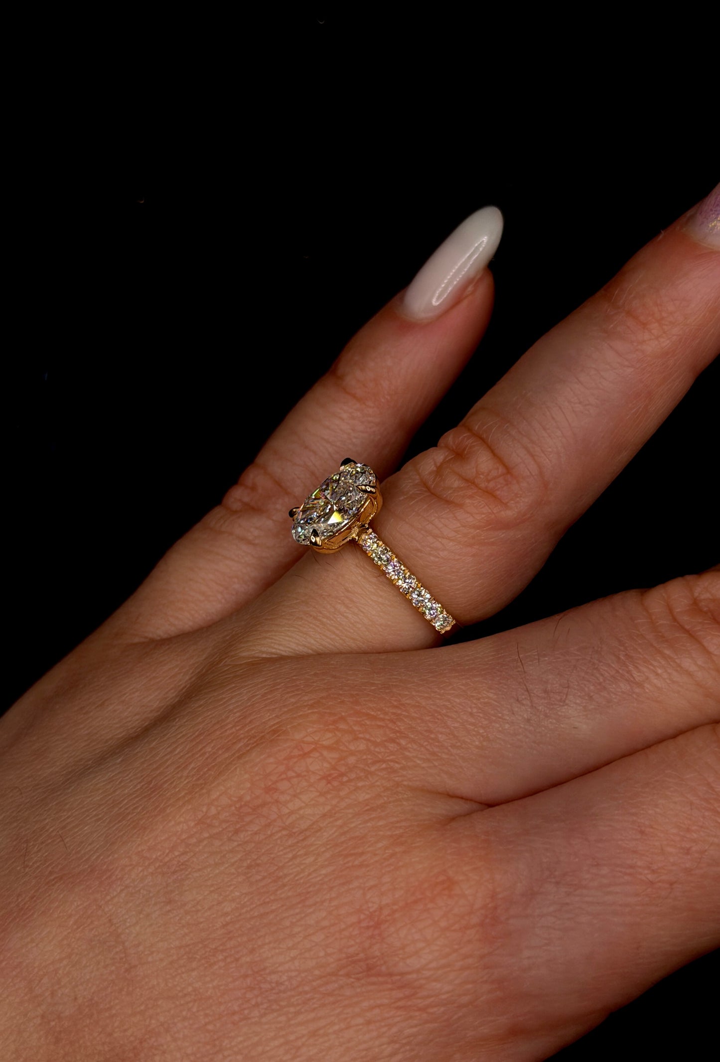 2.00ct Oval Brilliant Cut (E VVS2) Engagement Ring β IGI Certified β Diamond Shank & Hidden Halo