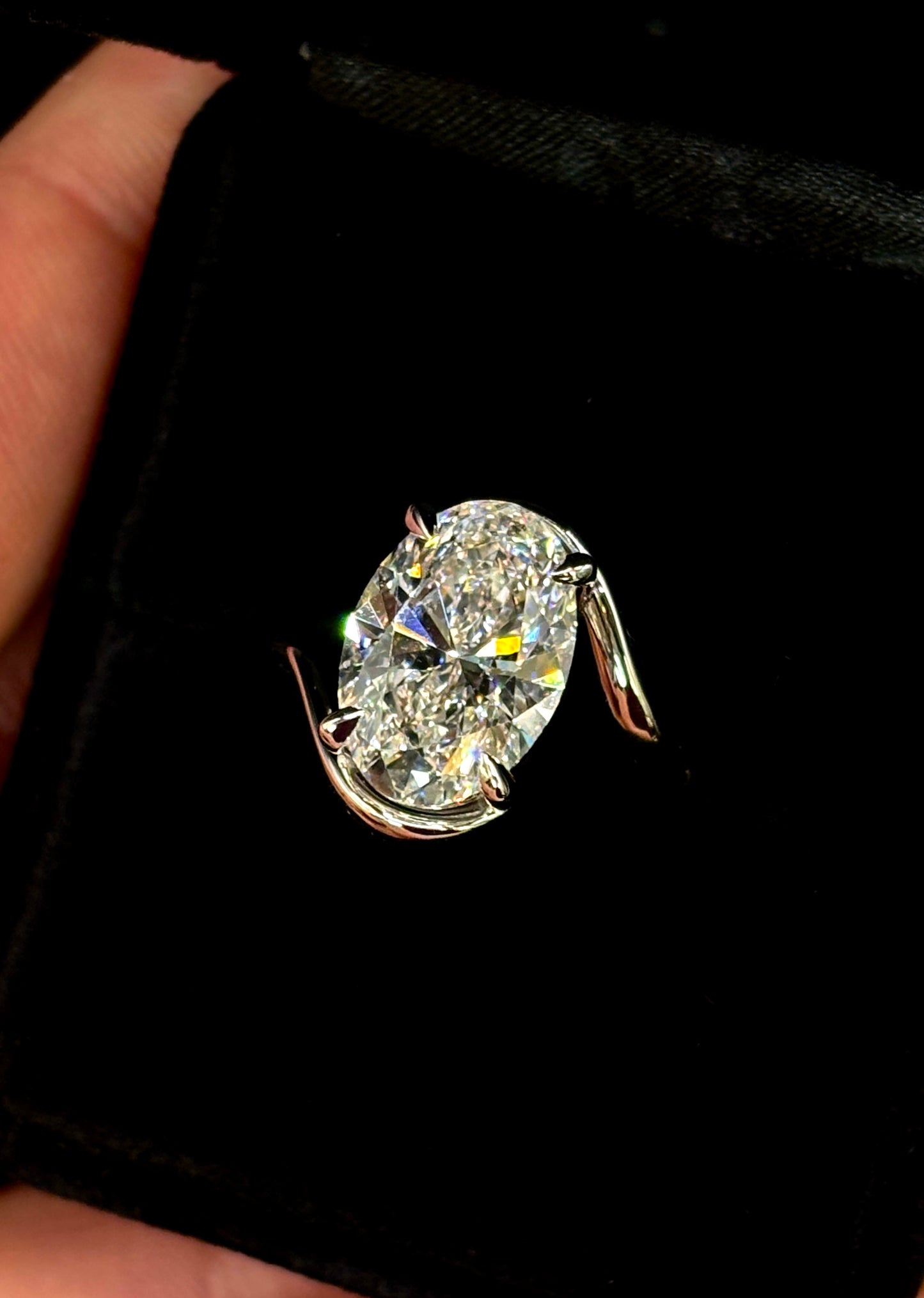 5.00ct Oval Brilliant Cut (D VS1) Diamond Engagement Ring – IGI Certified – Sculptural Bypass Solitaire