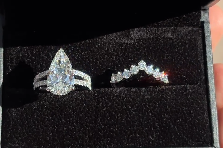 5.00ct Pear Cut (F VS1) Diamond Engagement Ring & VVS Band Set – IGI Certified