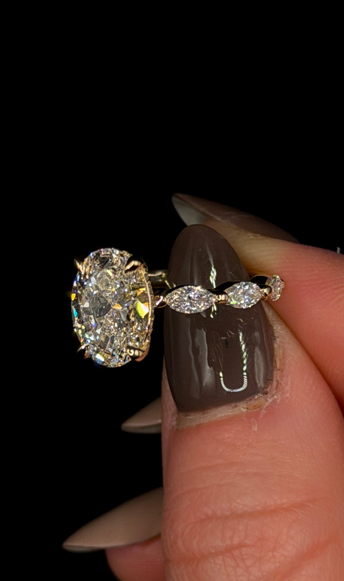2.50ct Oval Brilliant Cut (E VS1) Engagement Ring – IGI Certified – Marquise Diamond Shank & Hidden Halo