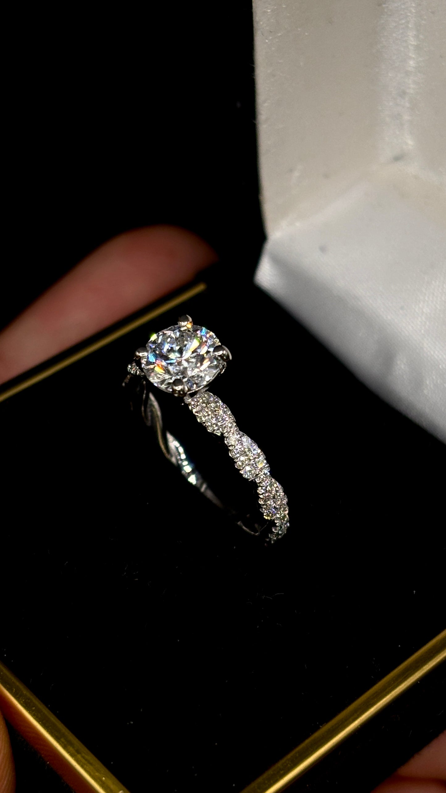 1.00ct Round Brilliant (D VS1) Diamond Engagement Ring – IGI Certified – Criss Cross Shank