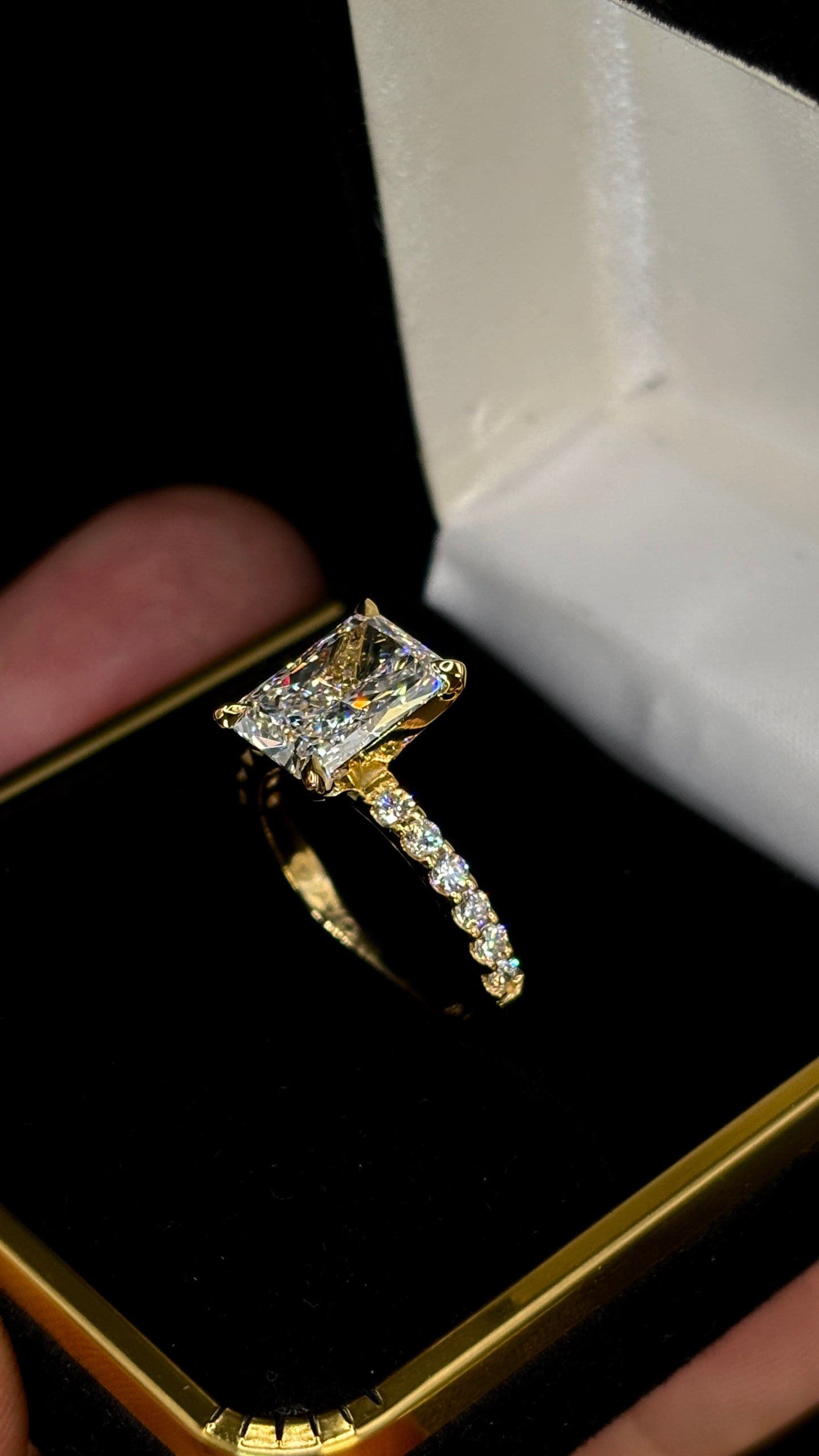 2.50ct Radiant Cut (E VS1) Diamond Engagement Ring – IGI Certified – Diamond Shank