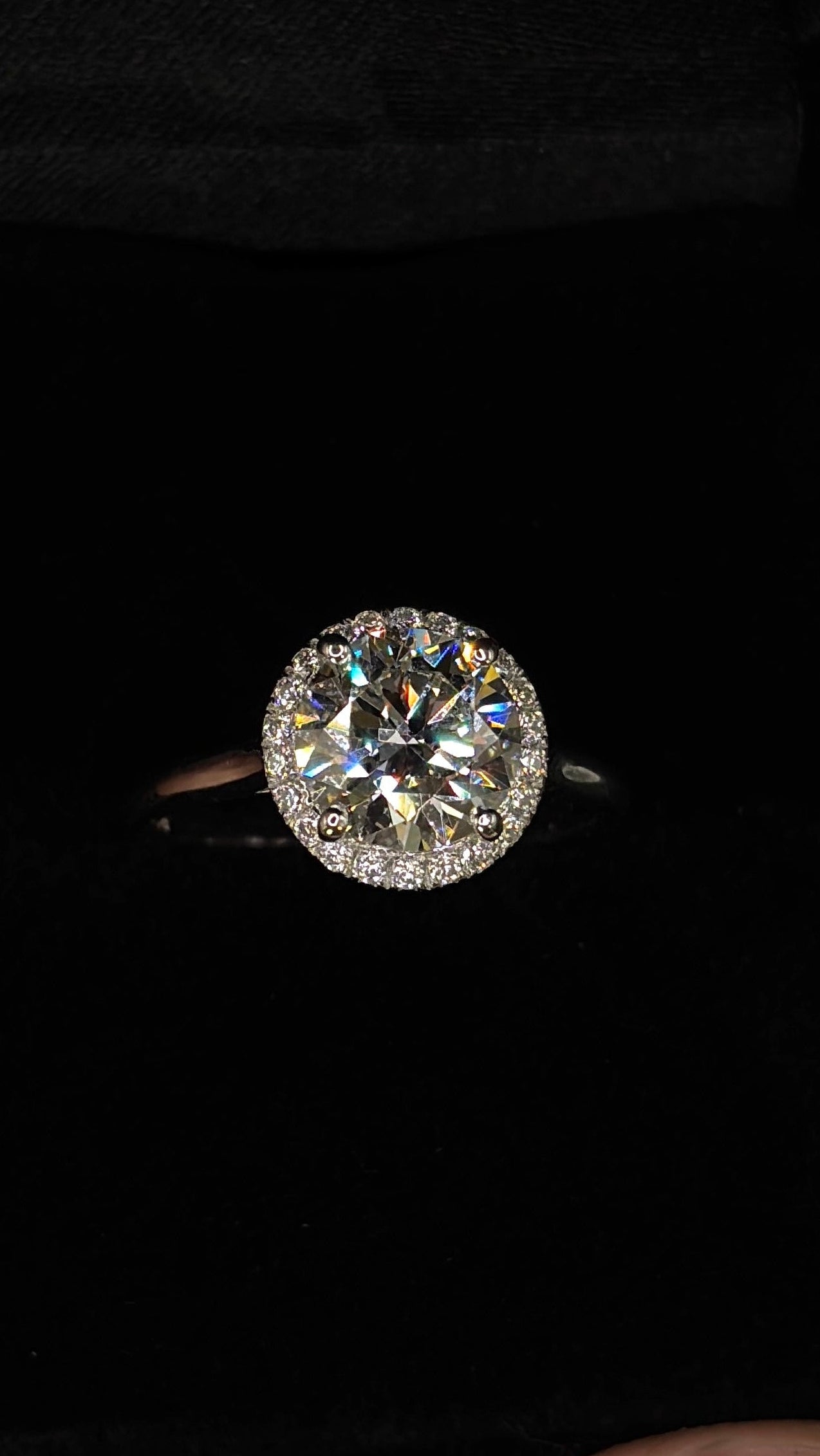 2.00ct Round Brilliant (D VVS2) Diamond Engagement Ring – IGI Certified Hidden Halo