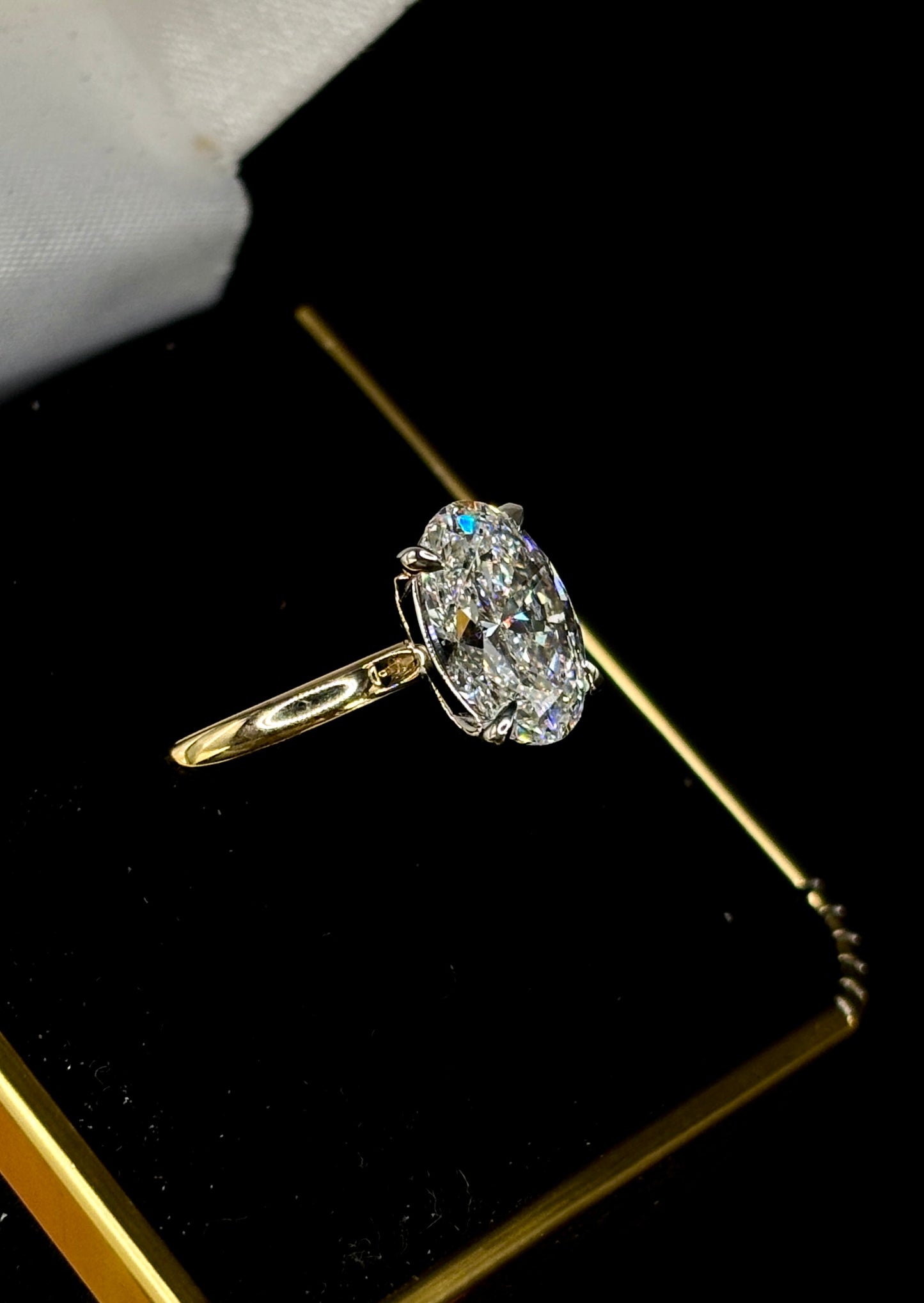 3.00ct Oval Cut (E VS1) Diamond Engagement Ring – IGI Certified · Two-Tone Sleek Solitaire