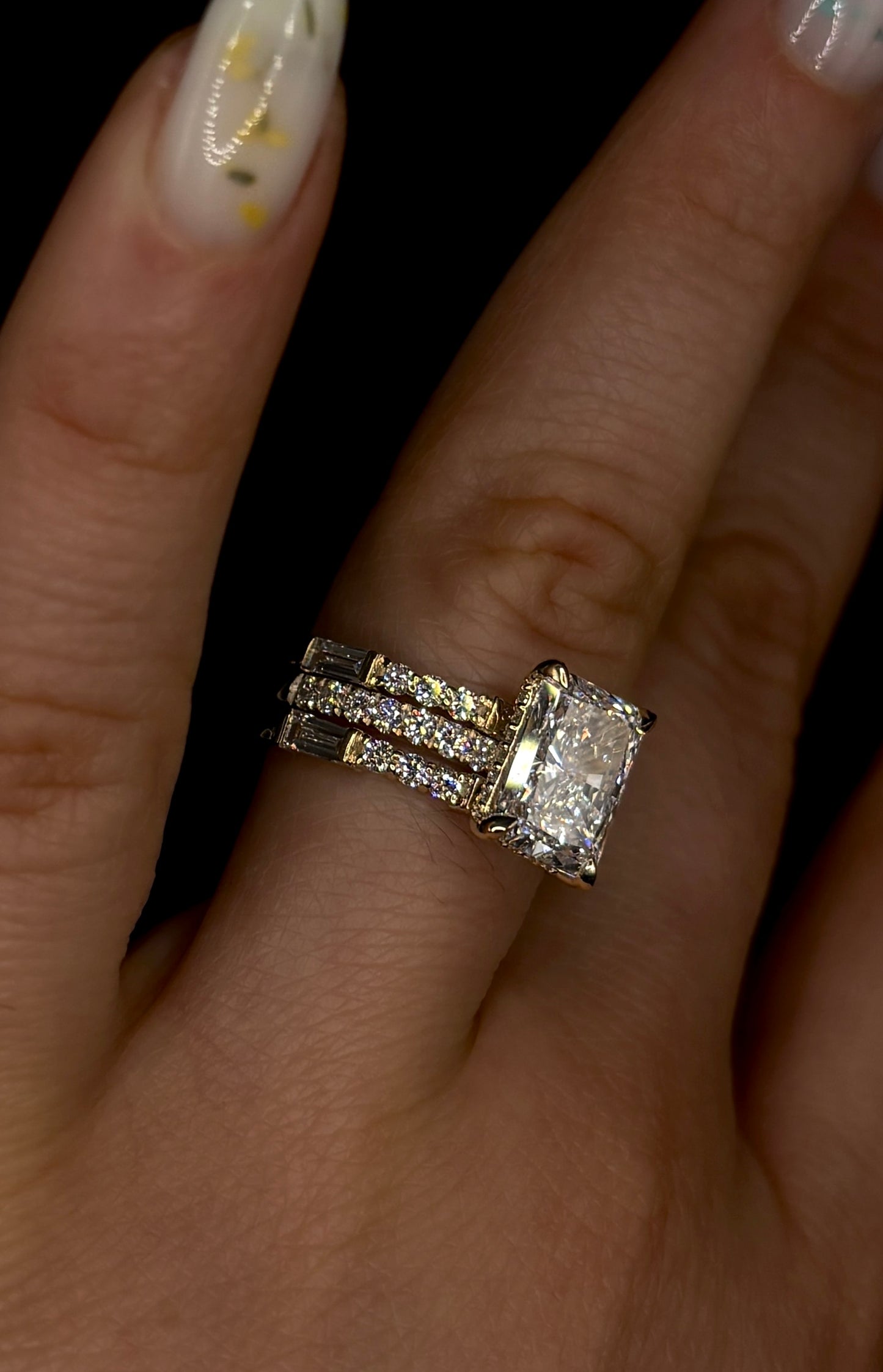 2.50ct Radiant Cut (D VS2) Diamond Engagement Ring & Mixed Band Set – IGI Certified