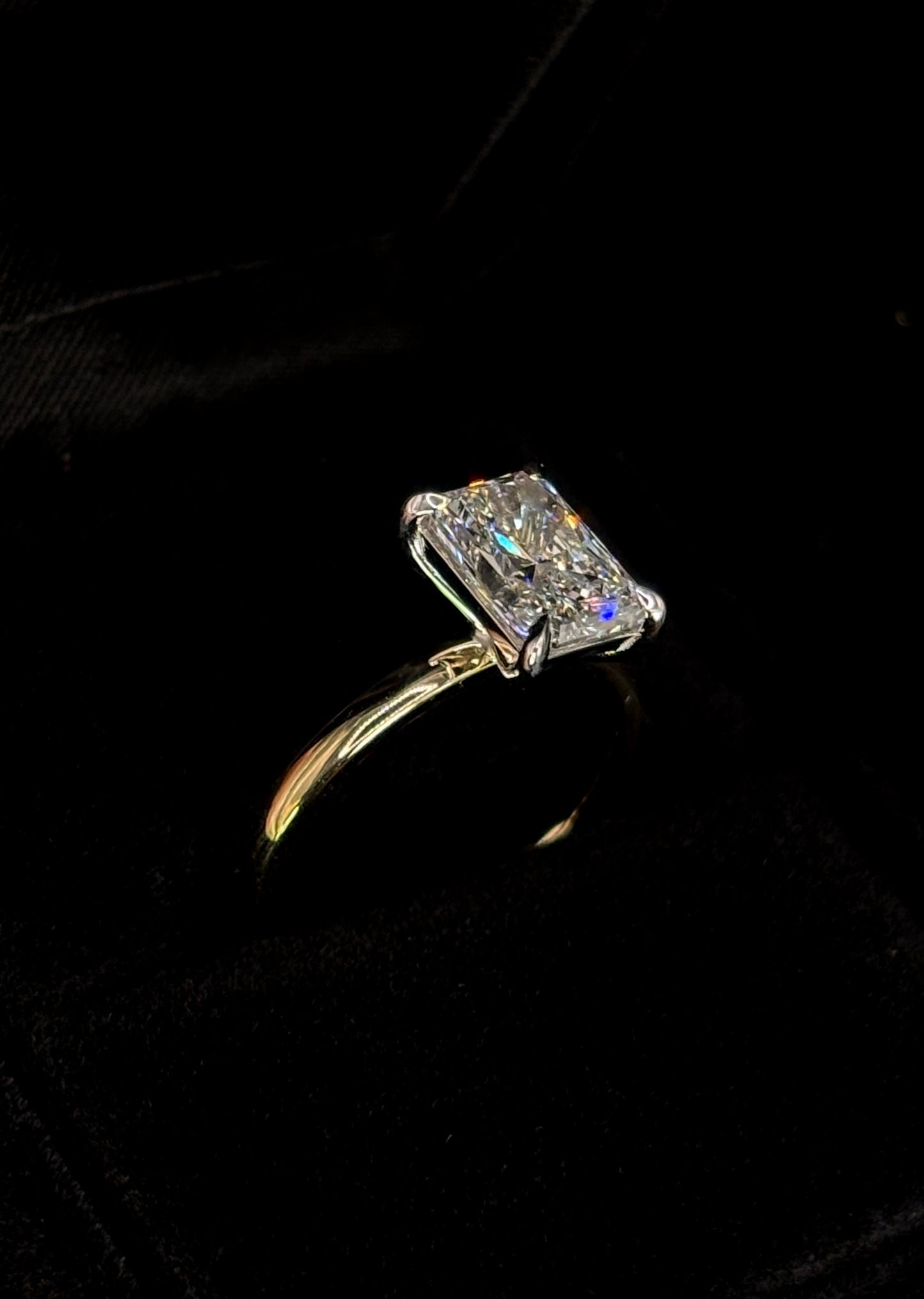 2.00ct Radiant Cut (E VS1) Diamond Engagement Ring – IGI Certified – Two-Tone Solitaire