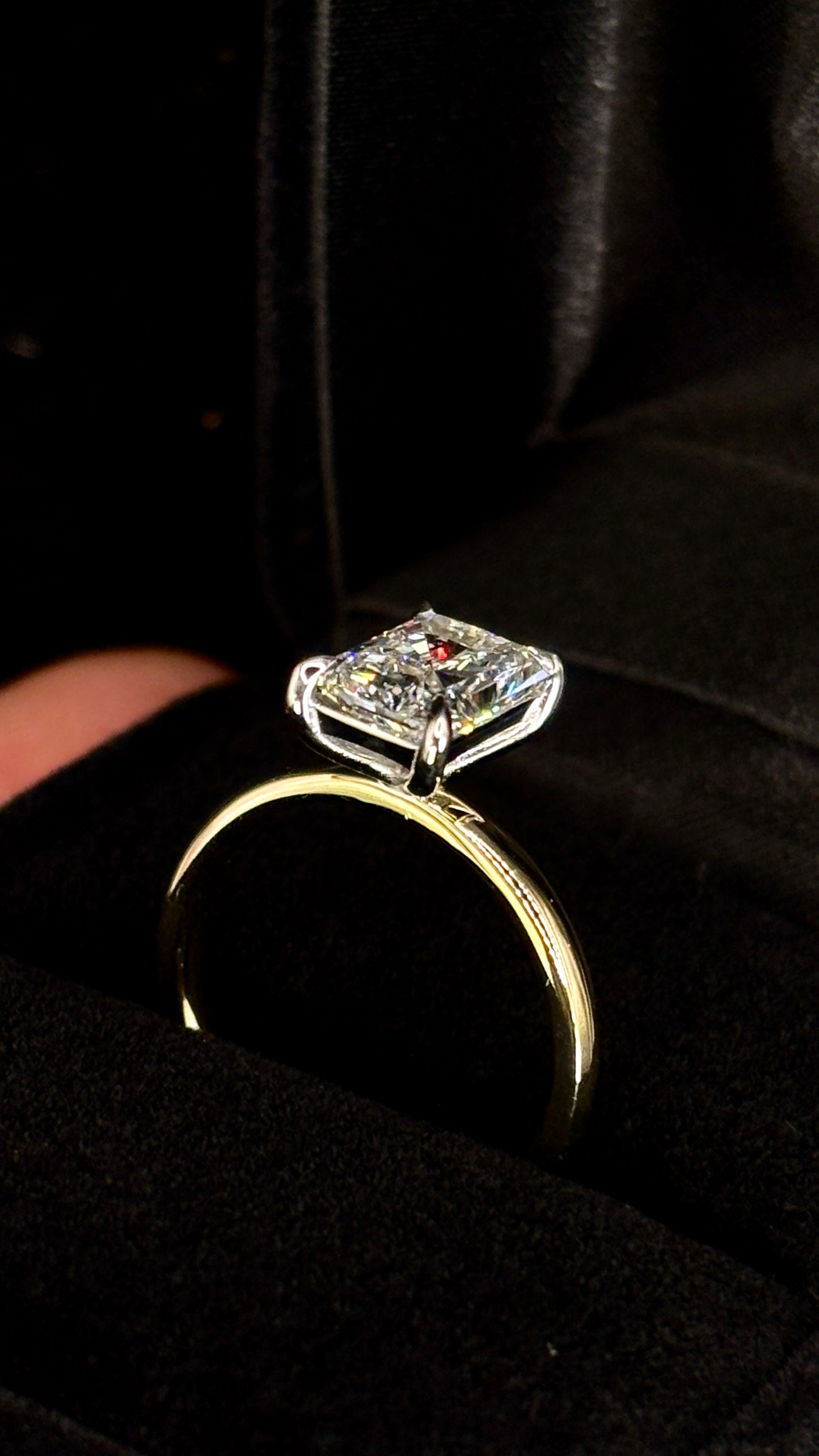 2.00ct Radiant Cut (E VS1) Diamond Engagement Ring – IGI Certified – Two-Tone Solitaire