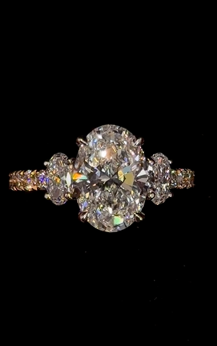 2.00ct Oval Brilliant Cut (E VS1) Three Stone Engagement Ring – IGI Certified – Two-tone Diamond Shank