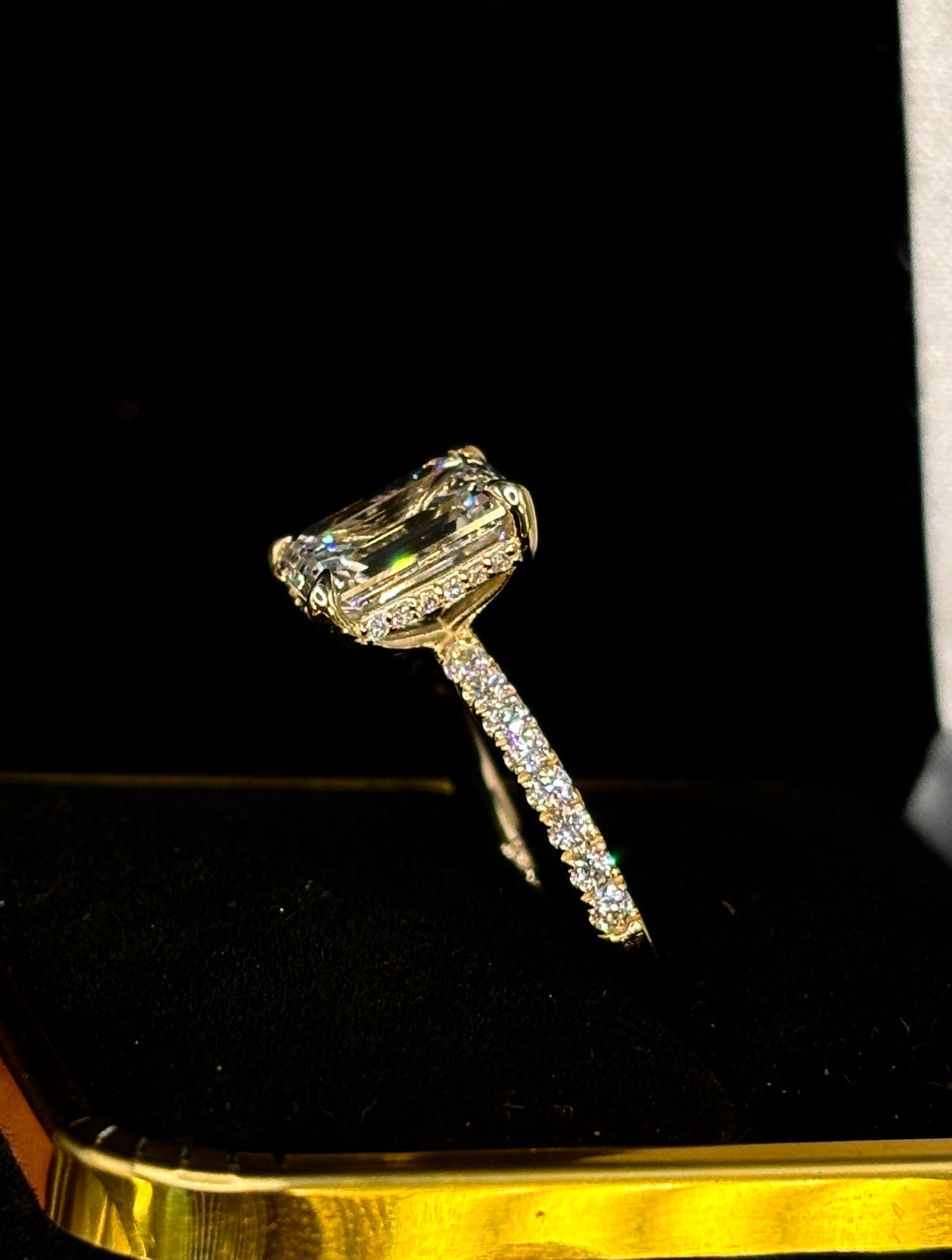 3.00ct Emerald-Cut (E VS1) Diamond Engagement Ring – IGI Certified – Pavé Shank & Hidden Halo