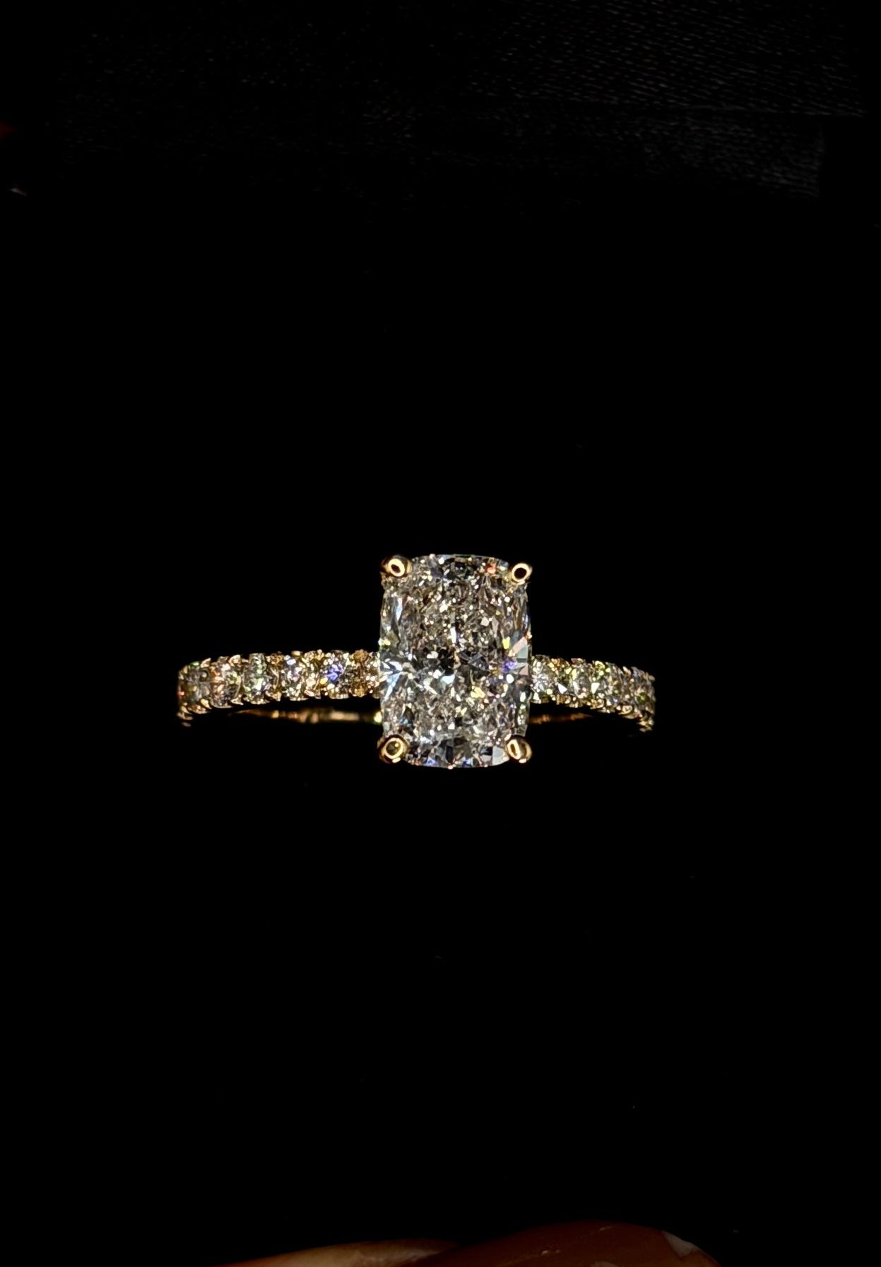 2.00ct Cushion Brilliant Cut (E VVS2) Diamond Engagement Ring – IGI Certified – Diamond Shank