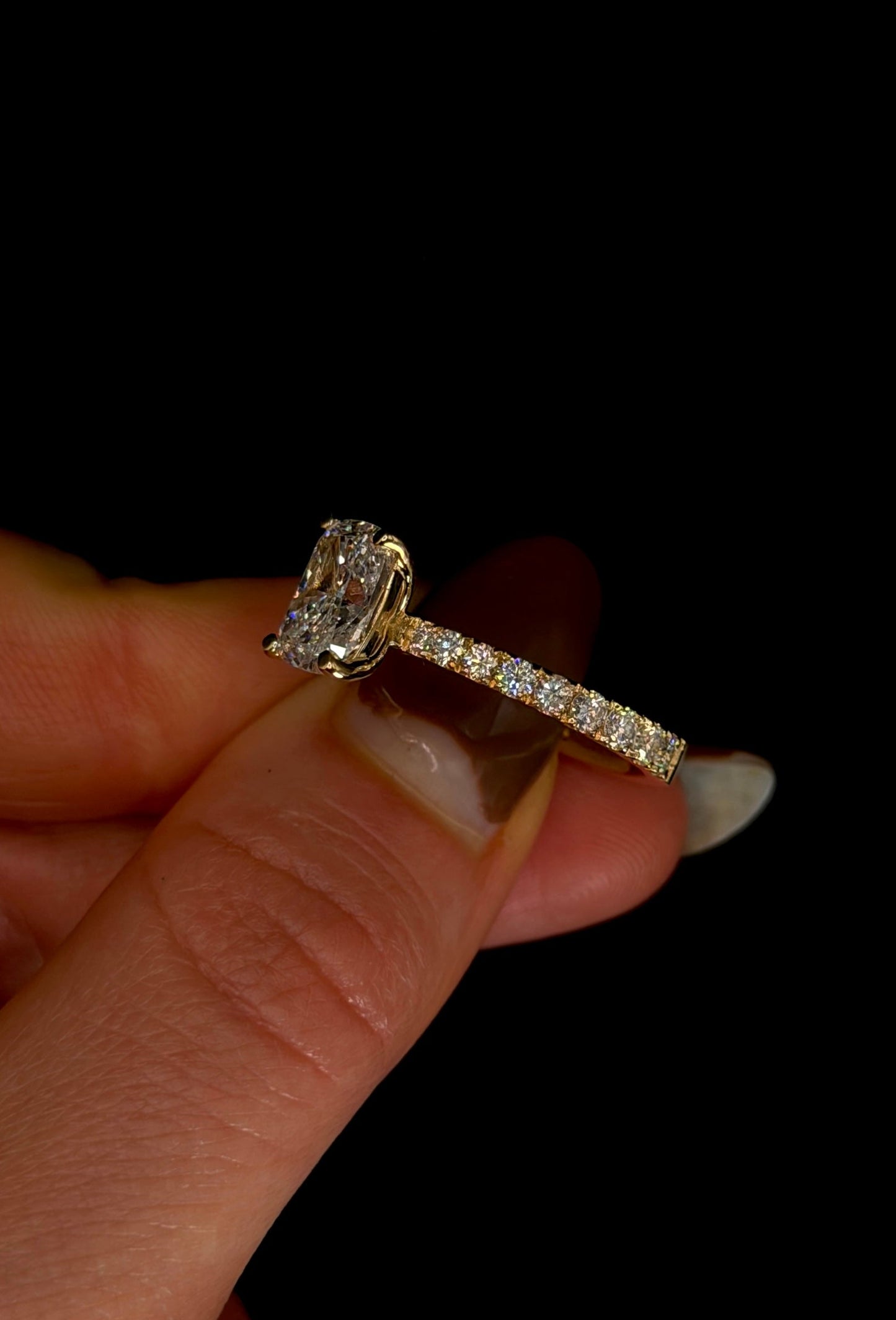 2.00ct Cushion Brilliant Cut (E VVS2) Diamond Engagement Ring – IGI Certified – Diamond Shank