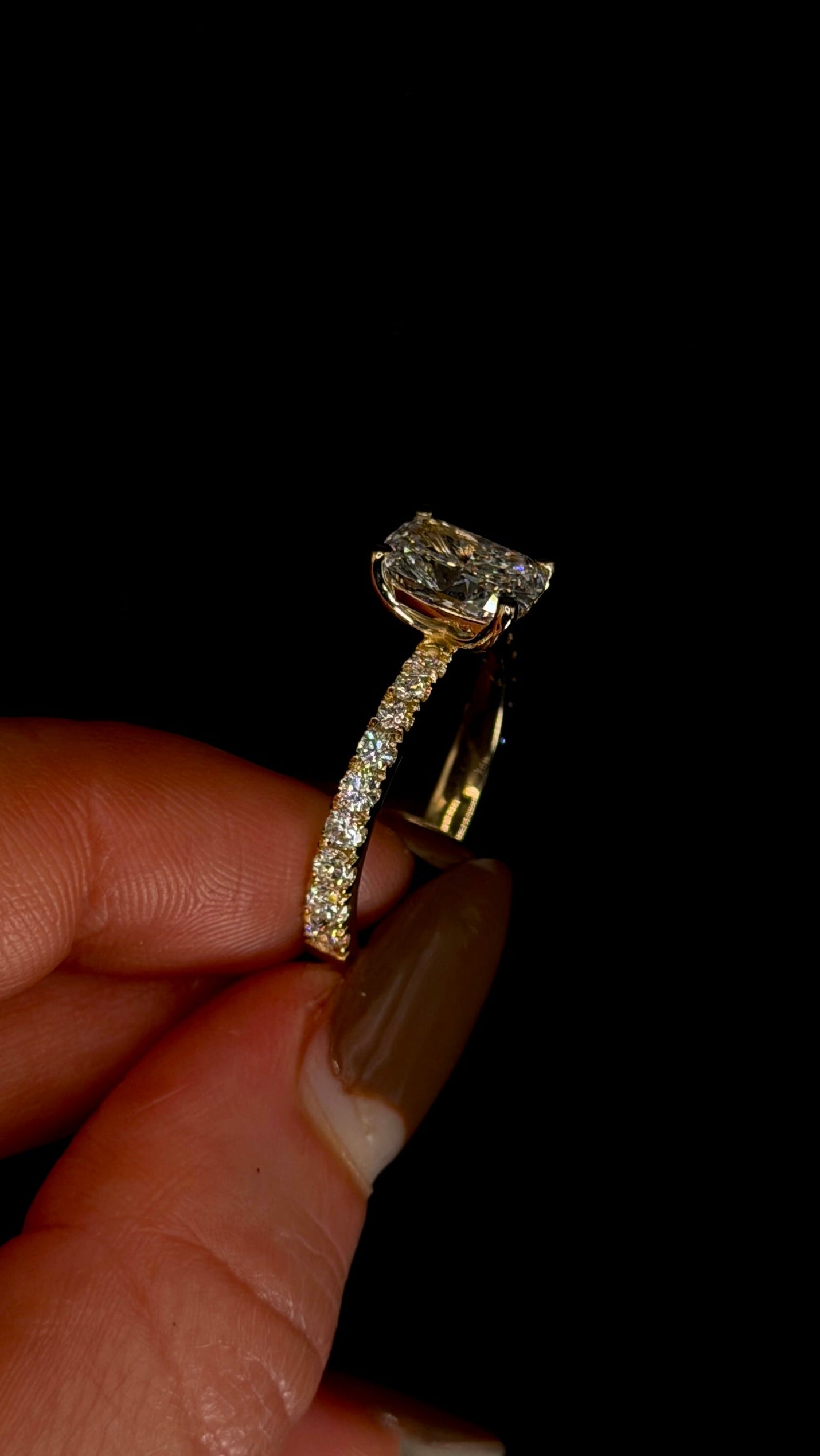 2.00ct Cushion Brilliant Cut (E VVS2) Diamond Engagement Ring – IGI Certified – Diamond Shank
