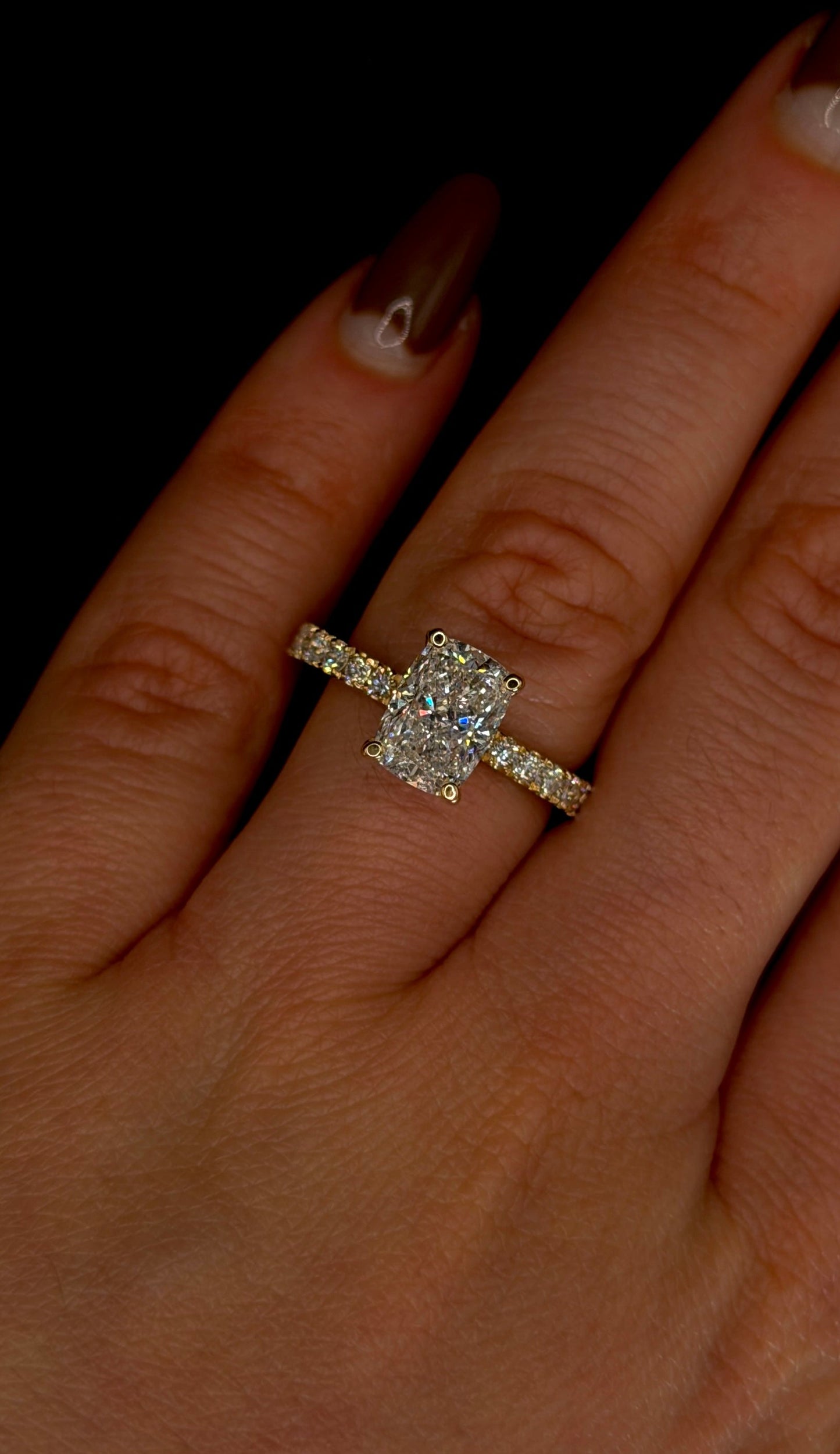 2.00ct Cushion Brilliant Cut (E VVS2) Diamond Engagement Ring – IGI Certified – Diamond Shank