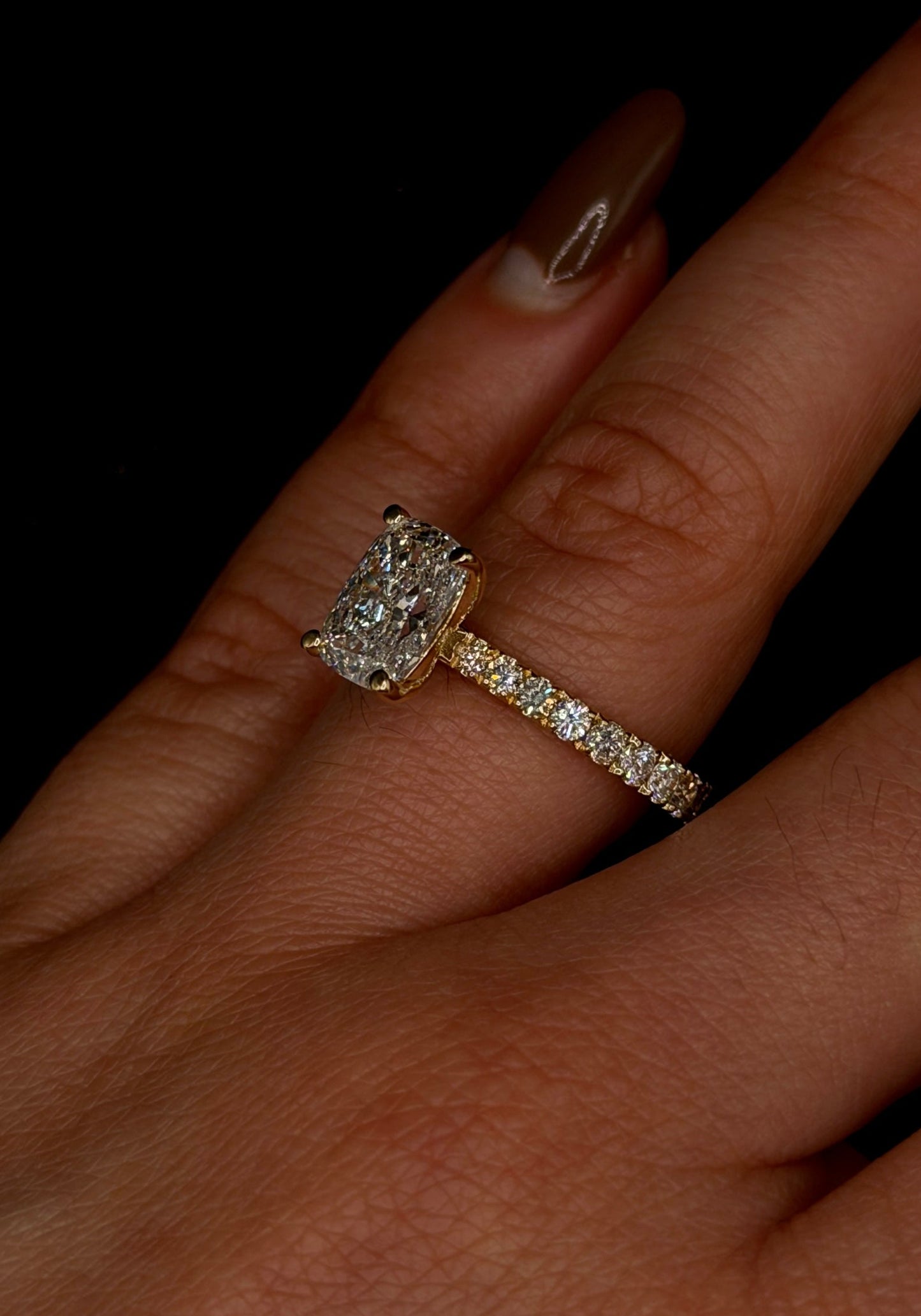 2.00ct Cushion Brilliant Cut (E VVS2) Diamond Engagement Ring – IGI Certified – Diamond Shank