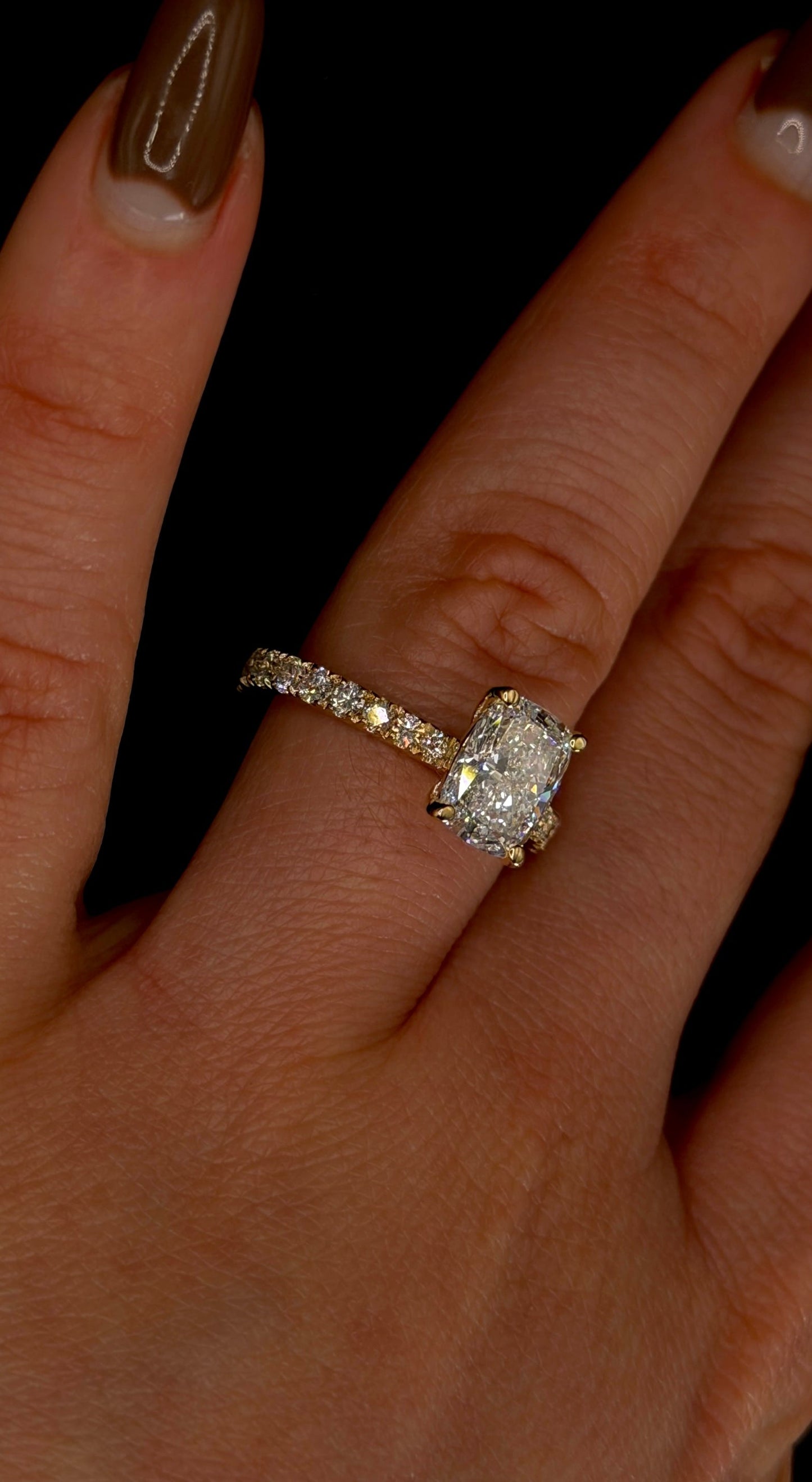 2.00ct Cushion Brilliant Cut (E VVS2) Diamond Engagement Ring – IGI Certified – Diamond Shank