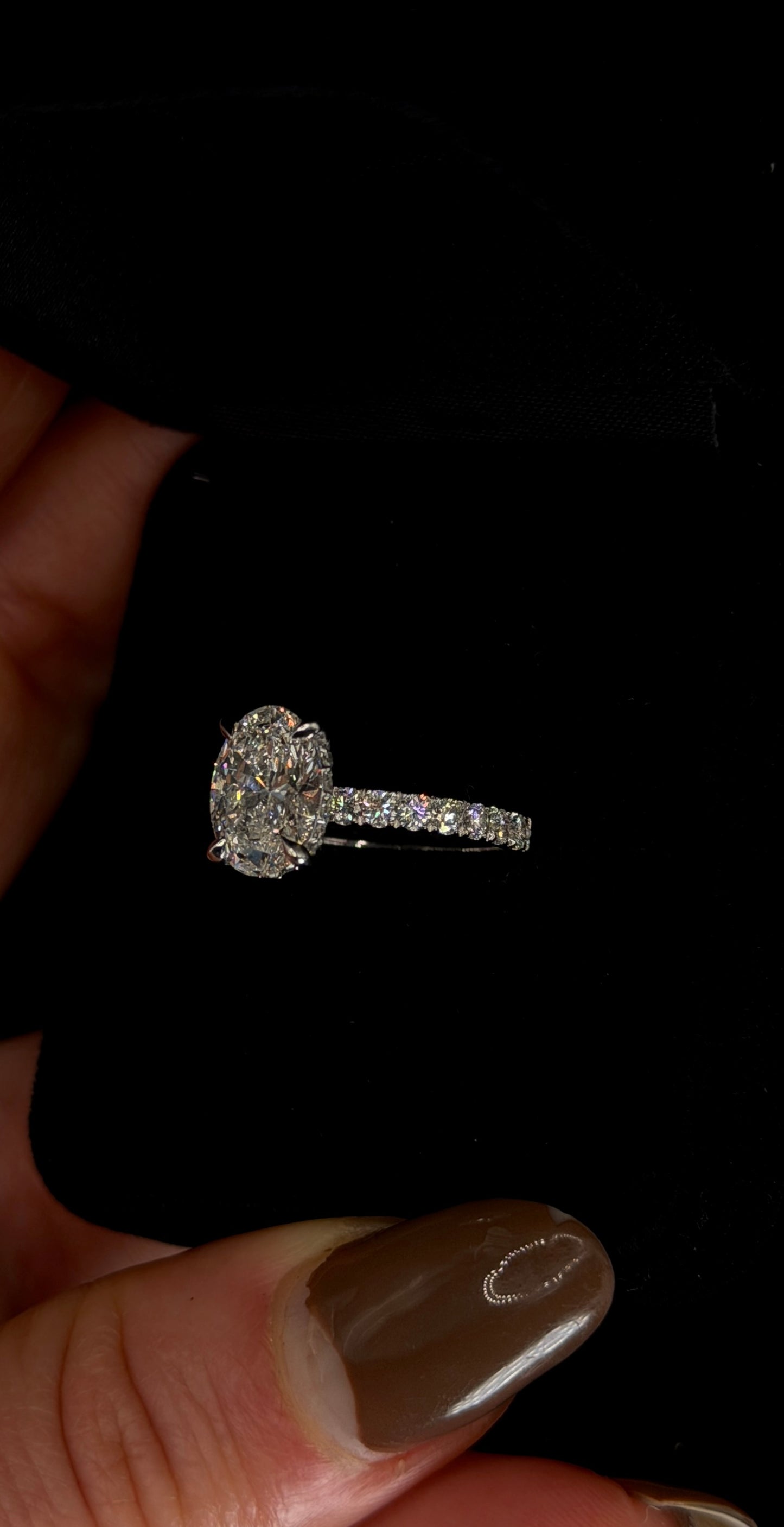 2.00ct Oval Brilliant Cut (E VS1) Diamond Engagement Ring – IGI Certified – Diamond Shank
