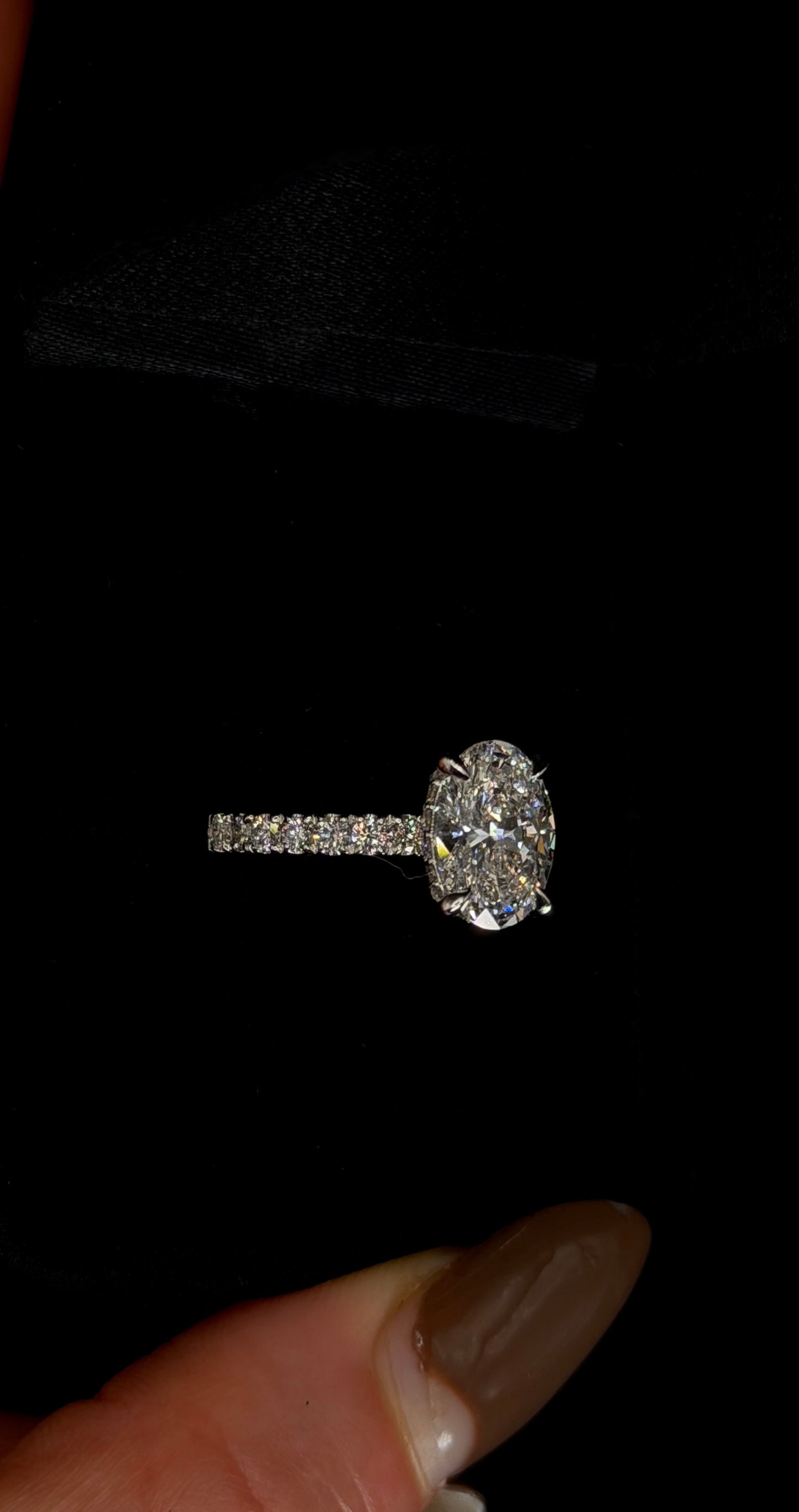 2.00ct Oval Brilliant Cut (E VS1) Diamond Engagement Ring – IGI Certified – Diamond Shank