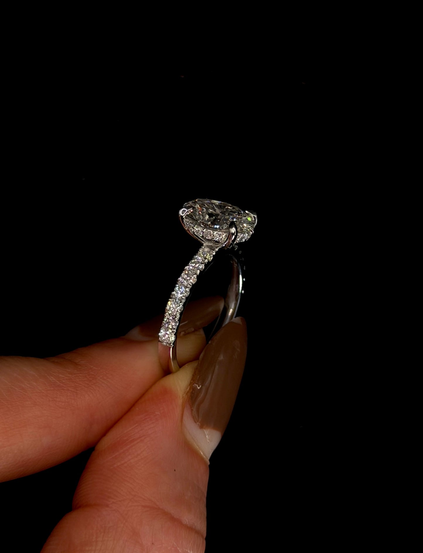 2.00ct Oval Brilliant Cut (E VS1) Diamond Engagement Ring – IGI Certified – Diamond Shank