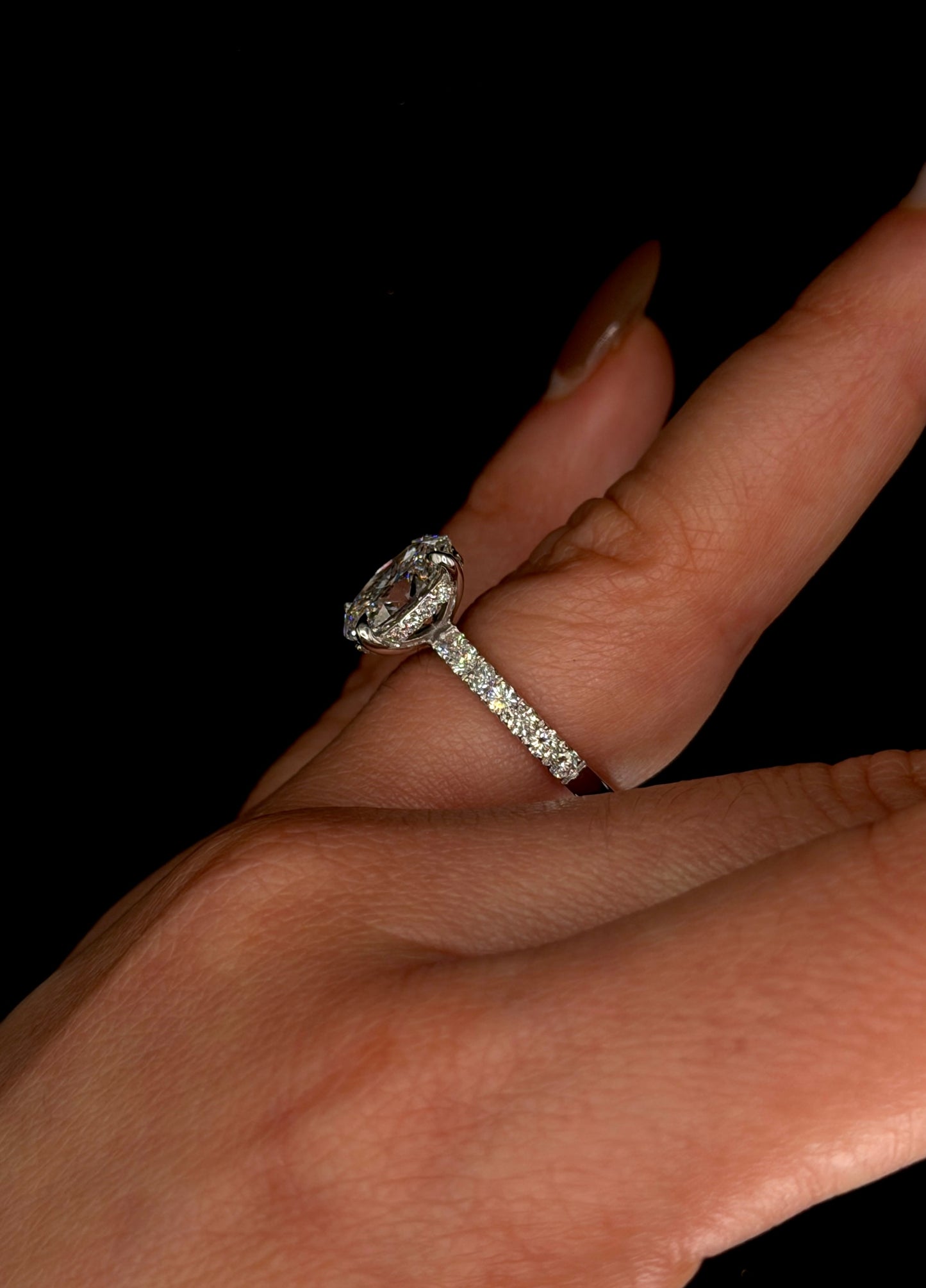 2.00ct Oval Brilliant Cut (E VS1) Diamond Engagement Ring – IGI Certified – Diamond Shank