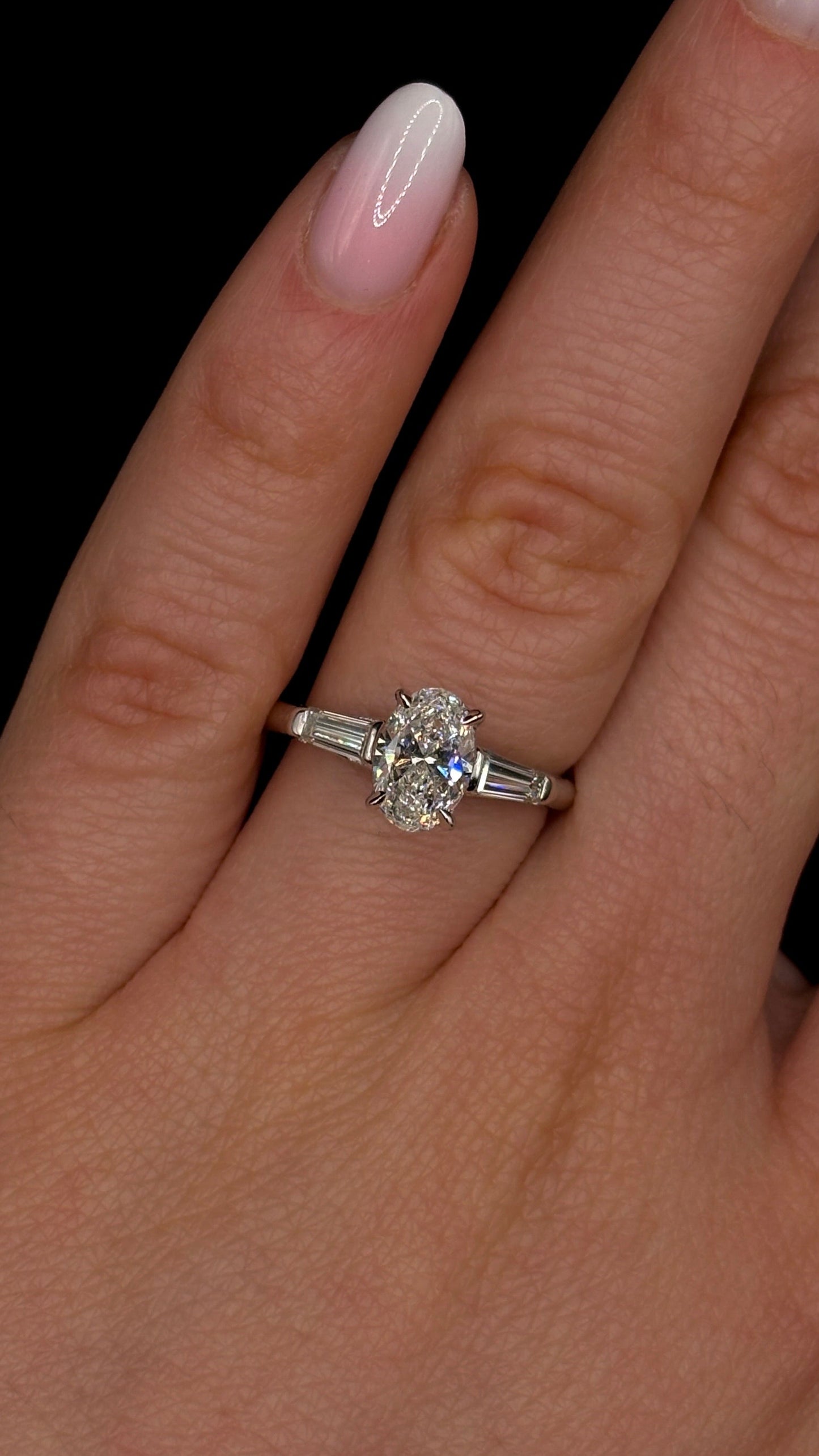 1.00ct Oval Cut (F VS1) Diamond Engagement Ring – IGI Certified · Three-Stone Tapered Elegance