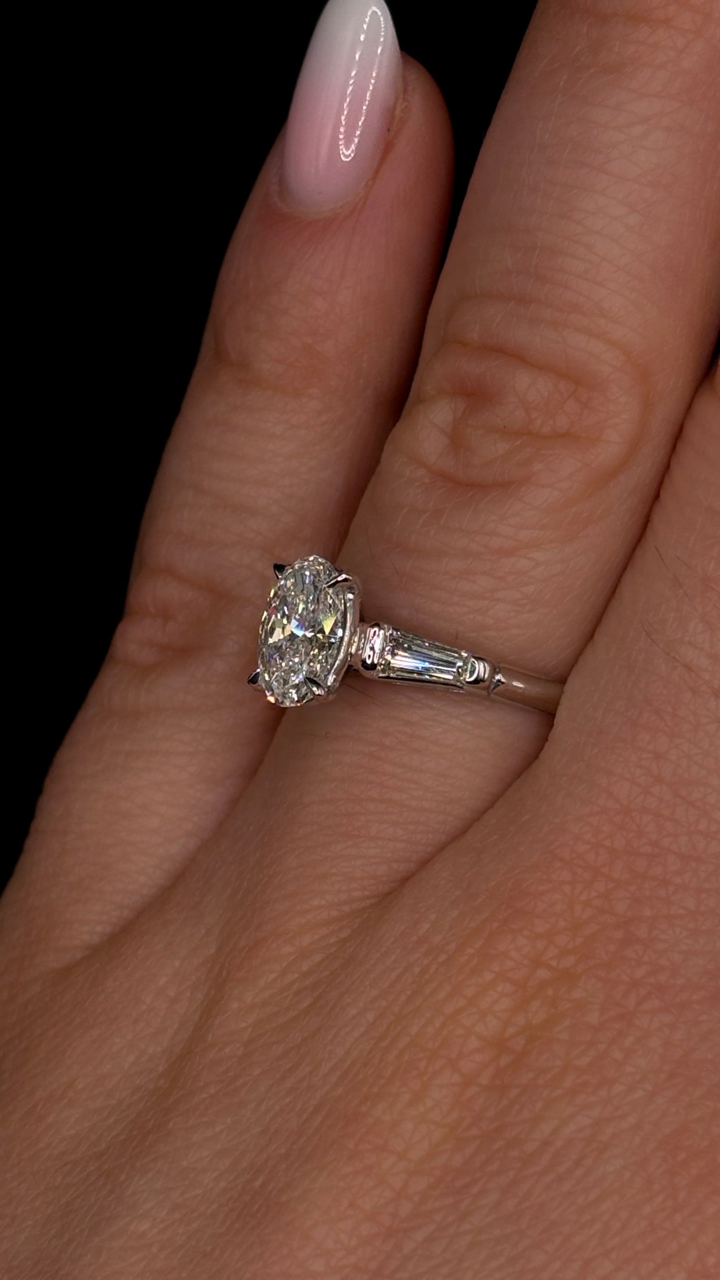 1.00ct Oval Cut (F VS1) Diamond Engagement Ring – IGI Certified · Three-Stone Tapered Elegance
