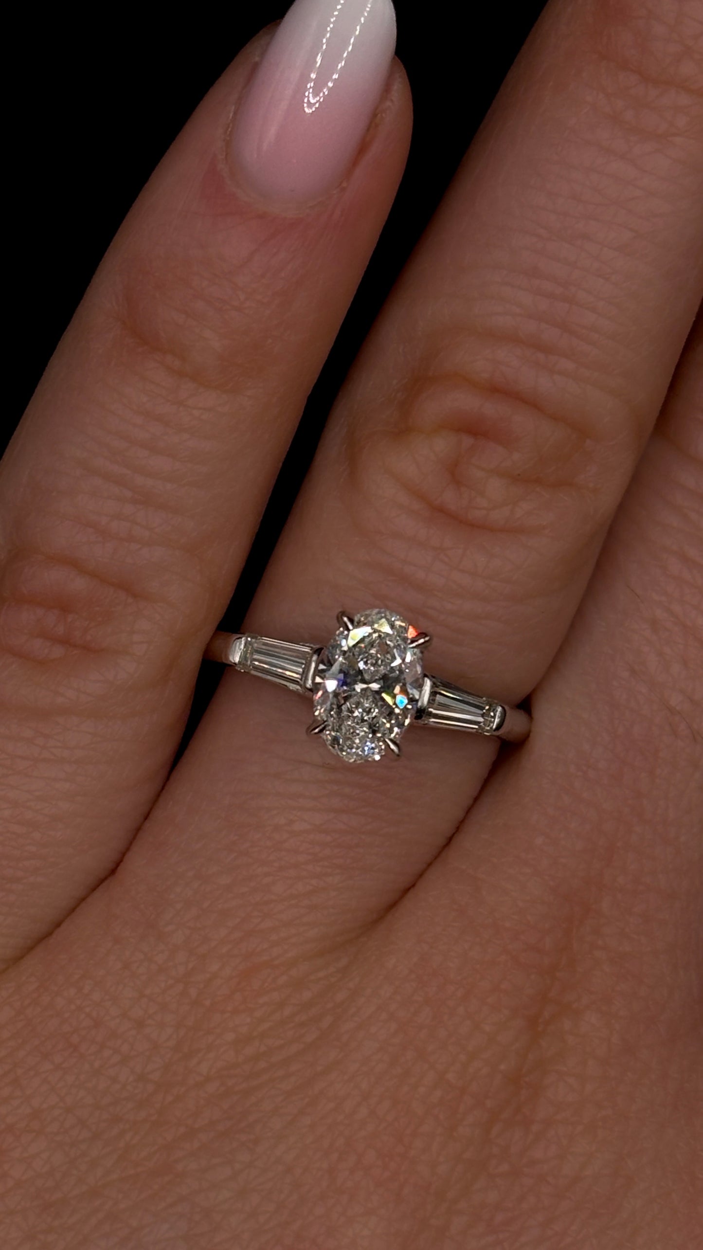 1.00ct Oval Cut (F VS1) Diamond Engagement Ring – IGI Certified · Three-Stone Tapered Elegance