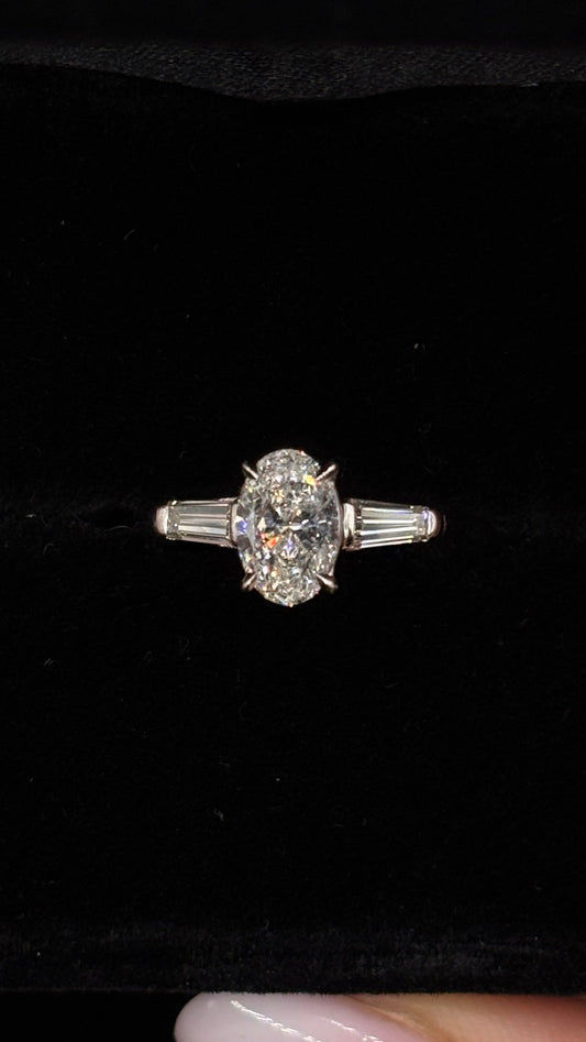 1.00ct Oval Cut (F VS1) Diamond Engagement Ring – IGI Certified · Three-Stone Tapered Elegance