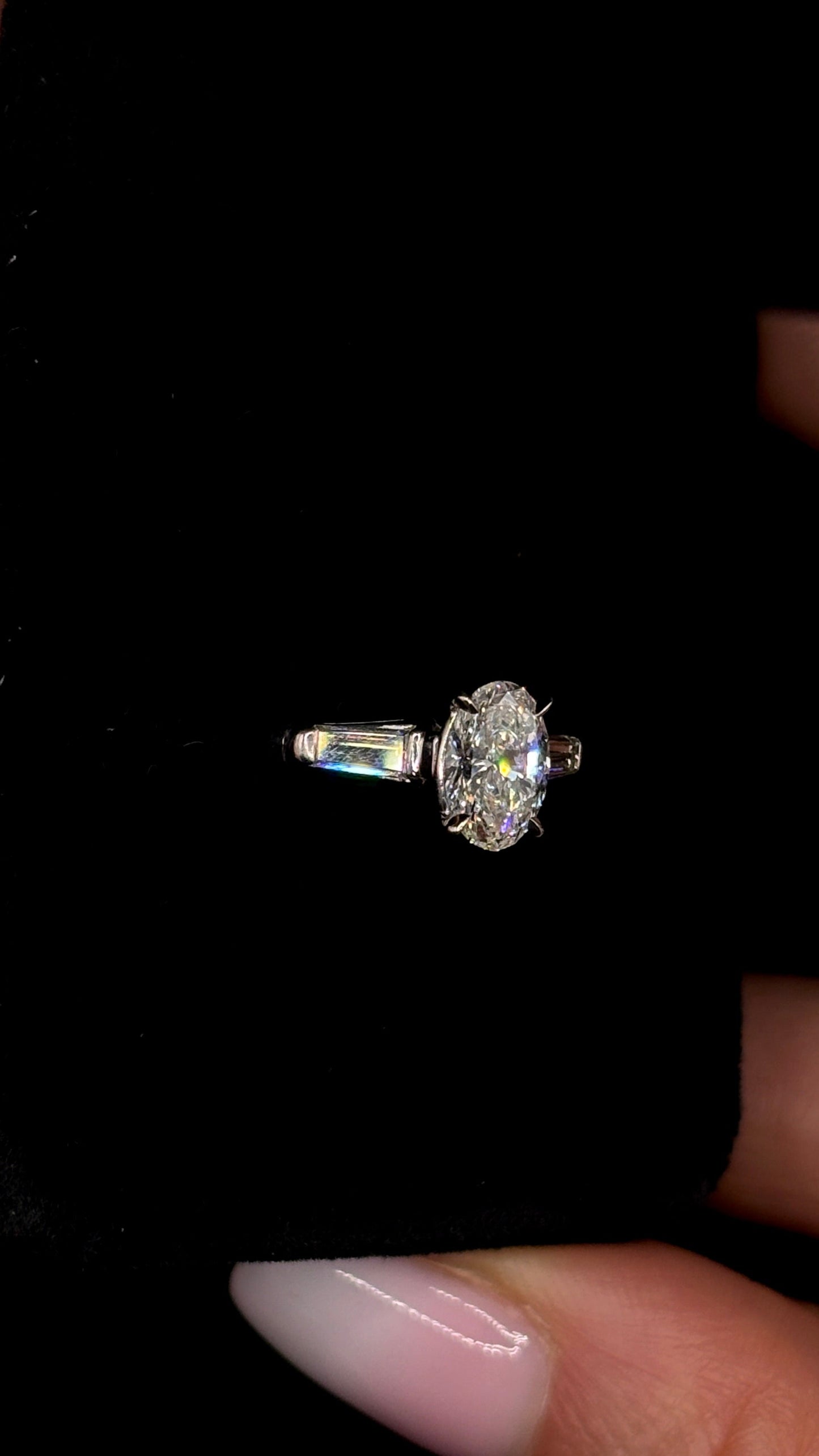 1.00ct Oval Cut (F VS1) Diamond Engagement Ring – IGI Certified · Three-Stone Tapered Elegance