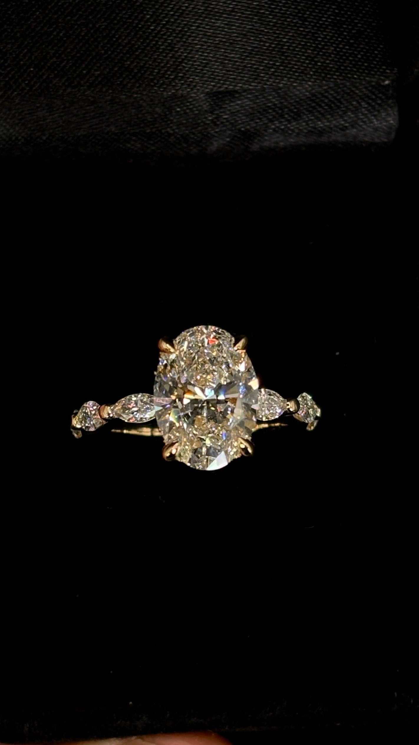 3.00ct Oval Cut (E VS1) Diamond Engagement Ring – IGI Certified · Marquis Shank