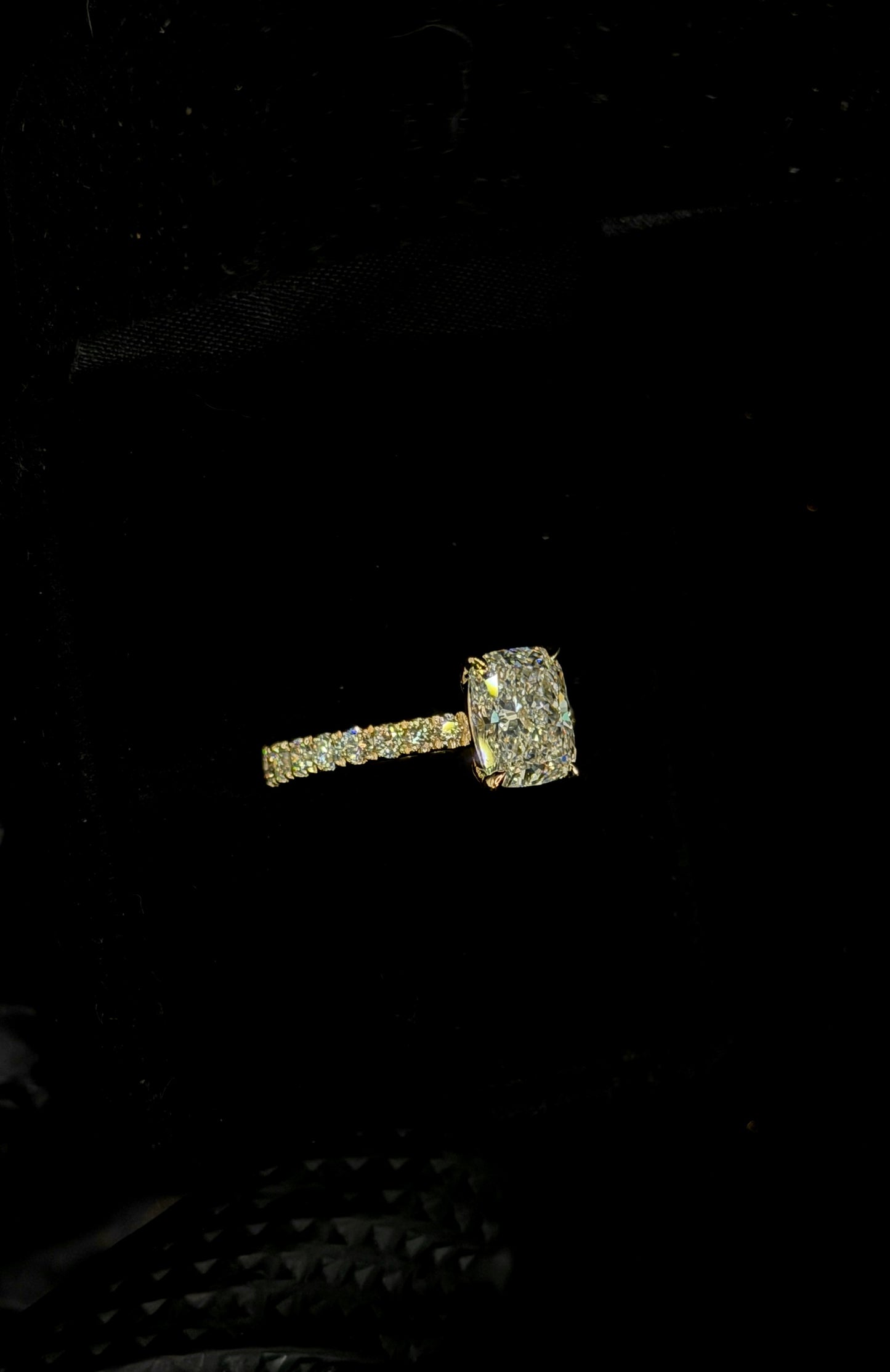 2.00ct Cushion Brilliant Cut (D VS1) Diamond Engagement Ring – IGI Certified – Diamond Shank