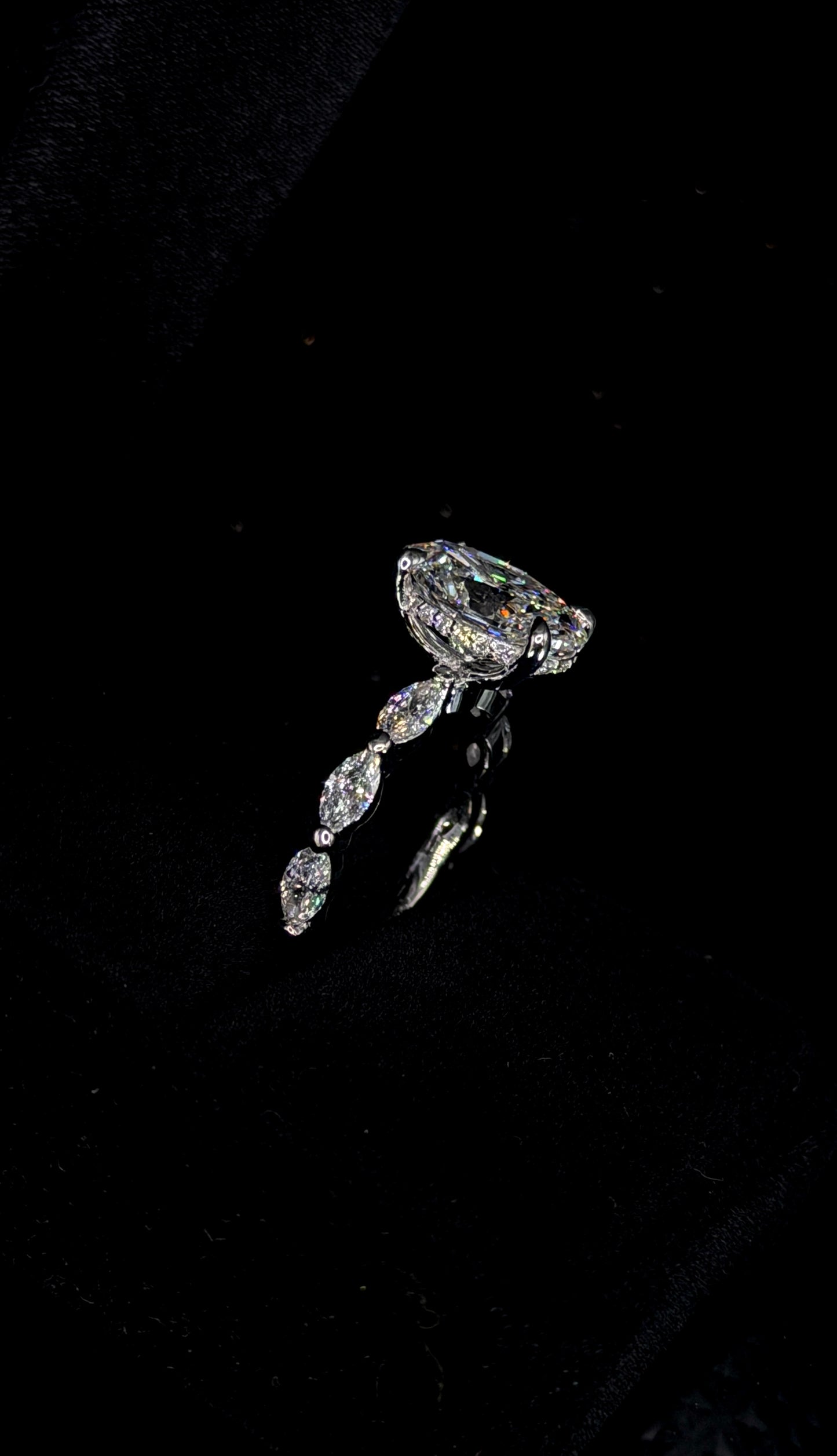 3.00ct Oval Brilliant Cut (E VS1) Diamond Engagement Ring – IGI Certified – Marquise Shank & Hidden Halo