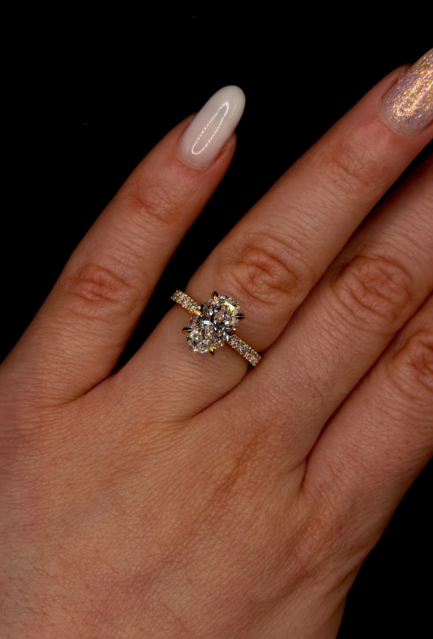 2.00ct Oval Brilliant Cut (E VVS2) Engagement Ring – IGI Certified – Diamond Shank & Hidden Halo