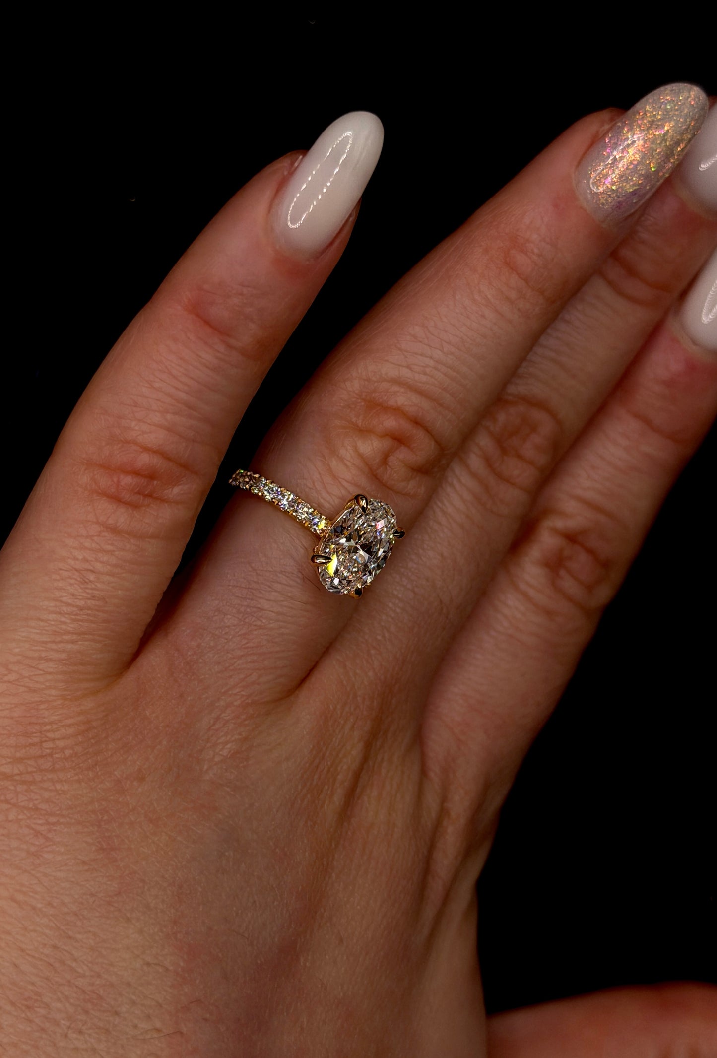 2.00ct Oval Brilliant Cut (E VVS2) Engagement Ring – IGI Certified – Diamond Shank & Hidden Halo