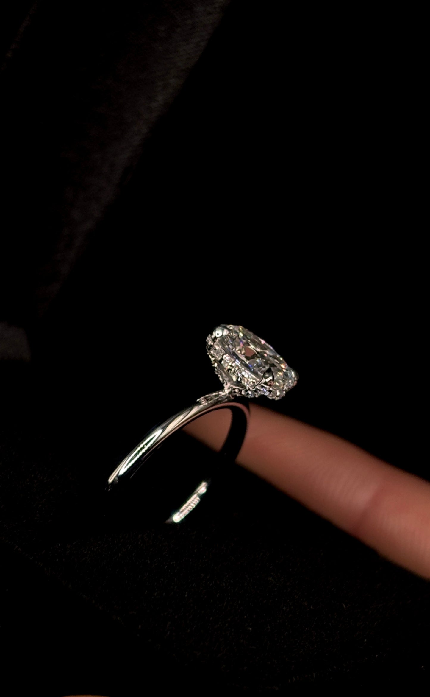 1.00ct Oval Cut (D VS1) Diamond Engagement Ring – Hidden Halo & Diamond Prongs