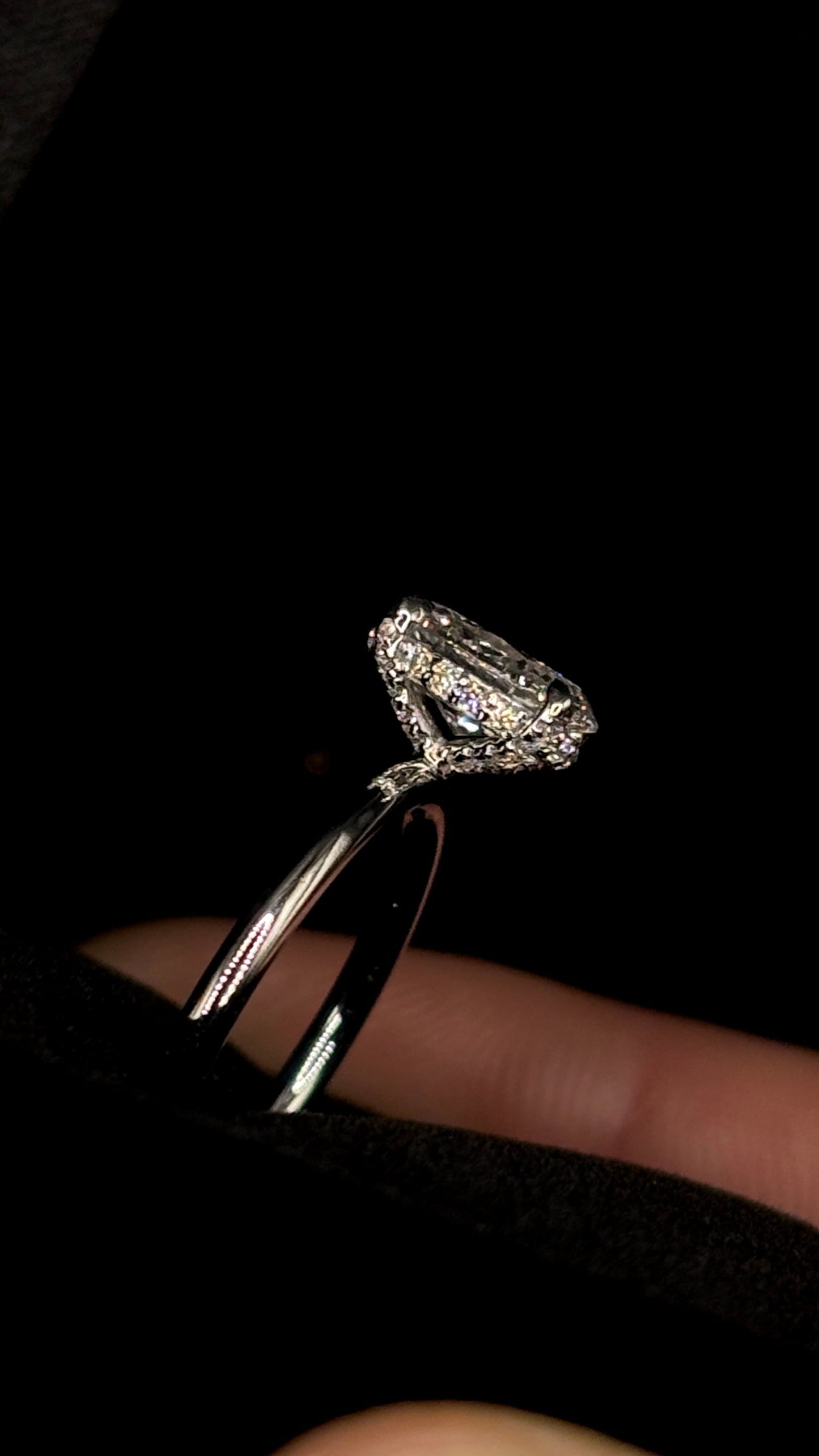 1.00ct Oval Cut (D VS1) Diamond Engagement Ring – Hidden Halo & Diamond Prongs