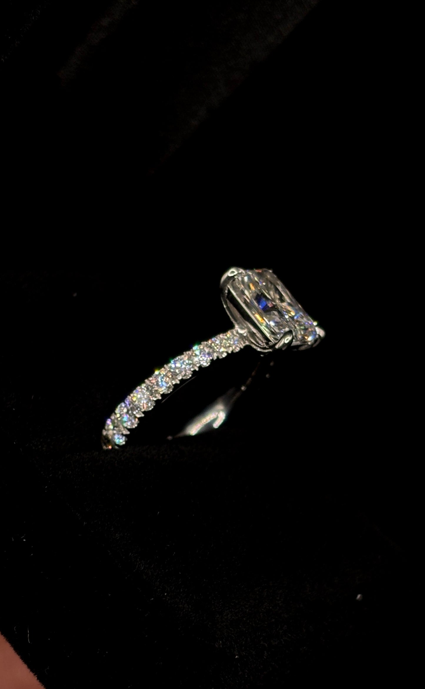 2.00ct Radiant Cut (E VVS2) Engagement Ring – IGI Certified – Tapered Diamond Shank
