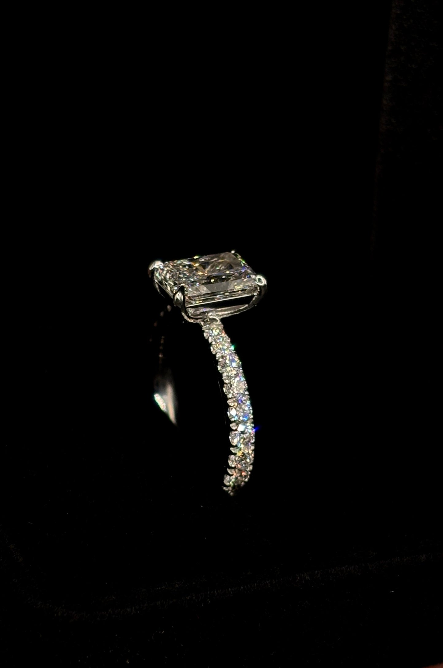 2.00ct Radiant Cut (E VVS2) Engagement Ring – IGI Certified – Tapered Diamond Shank