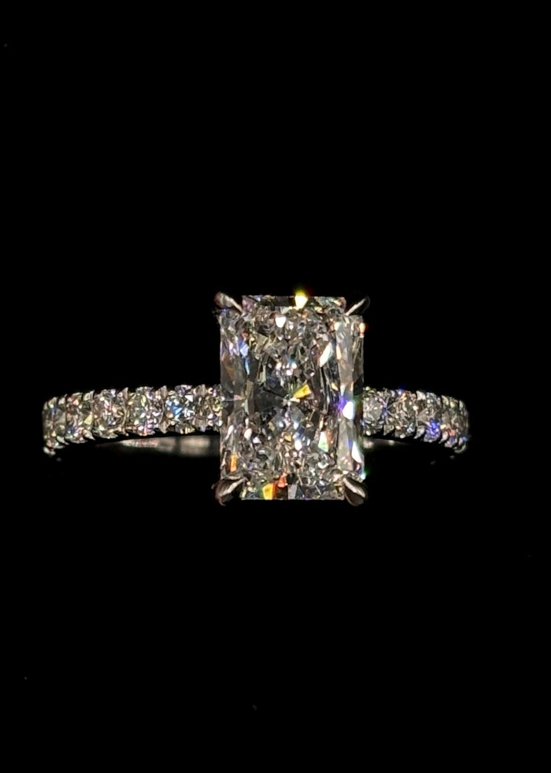 2.00ct Radiant Cut (E VVS2) Engagement Ring – IGI Certified – Tapered Diamond Shank