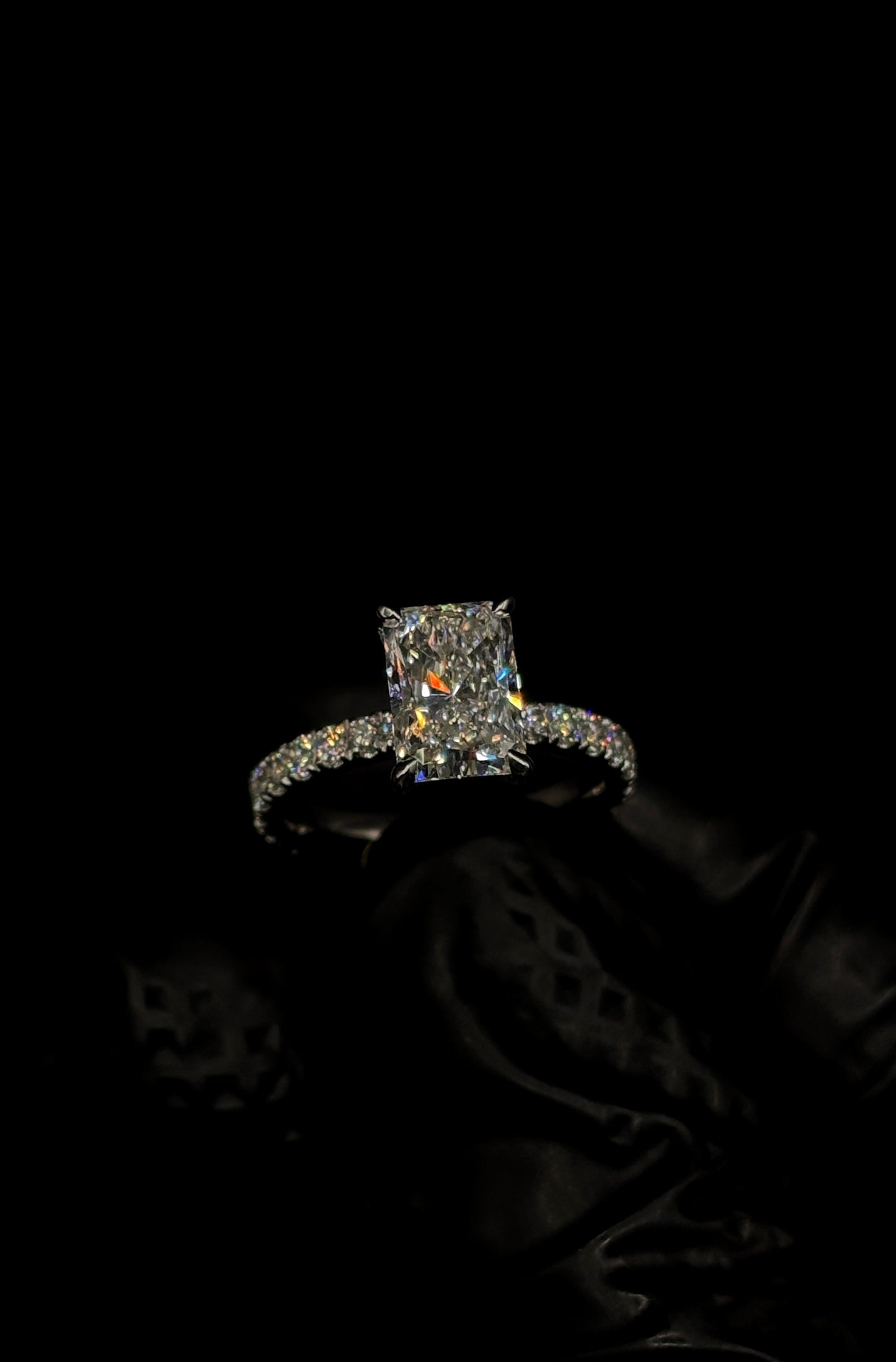 2.00ct Radiant Cut (E VVS2) Engagement Ring – IGI Certified – Tapered Diamond Shank
