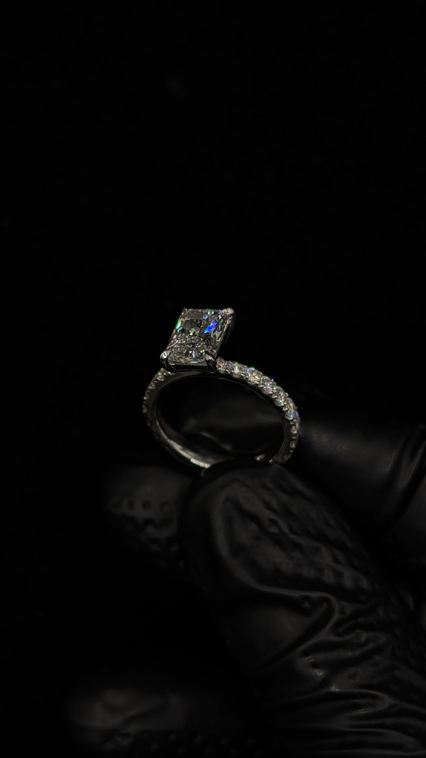 2.00ct Radiant Cut (E VVS2) Engagement Ring – IGI Certified – Tapered Diamond Shank