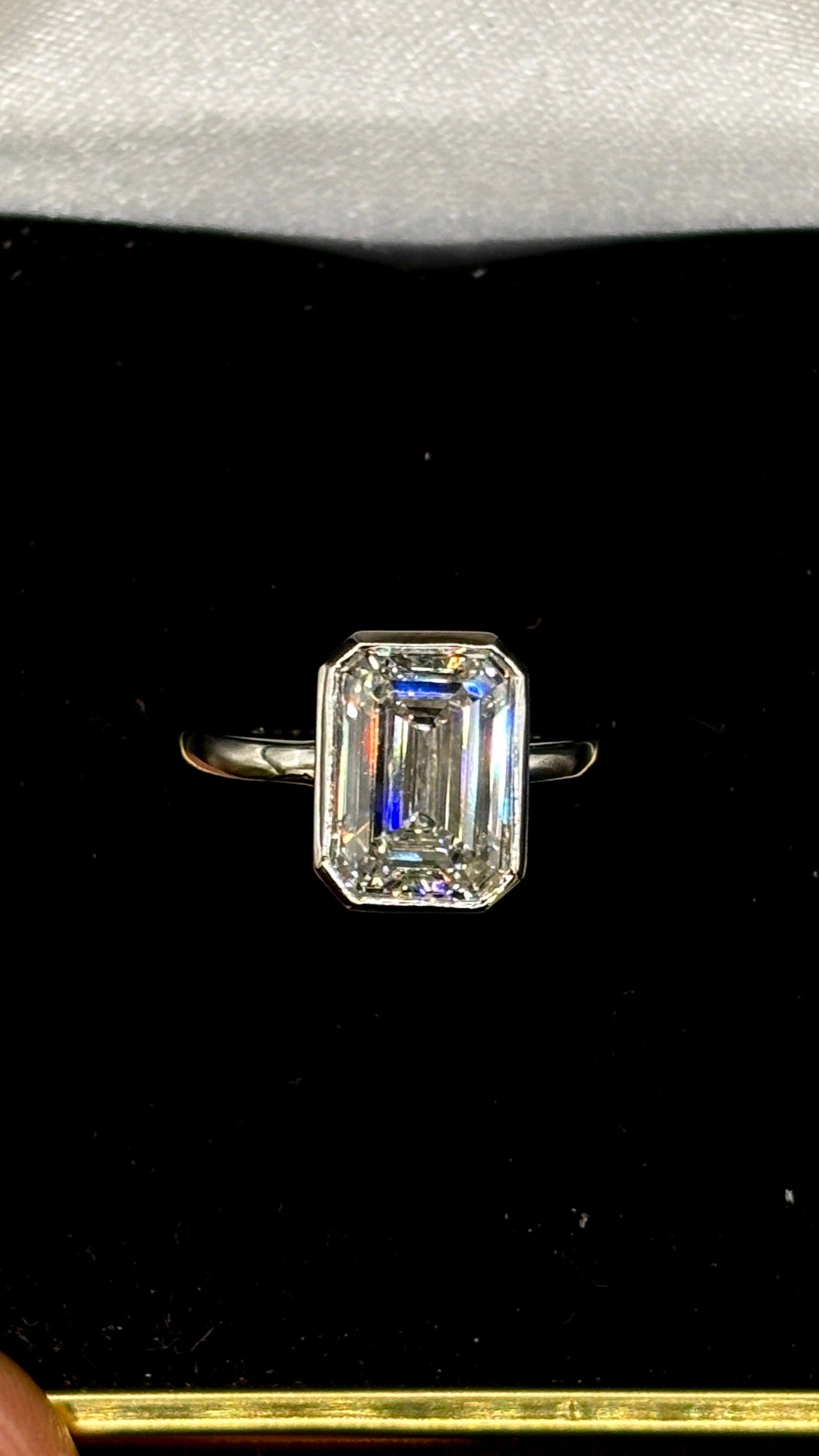 2.00ct Emerald Cut (E VS1) Diamond Engagement Ring – IGI Certified · Bezel Solitaire Elegance