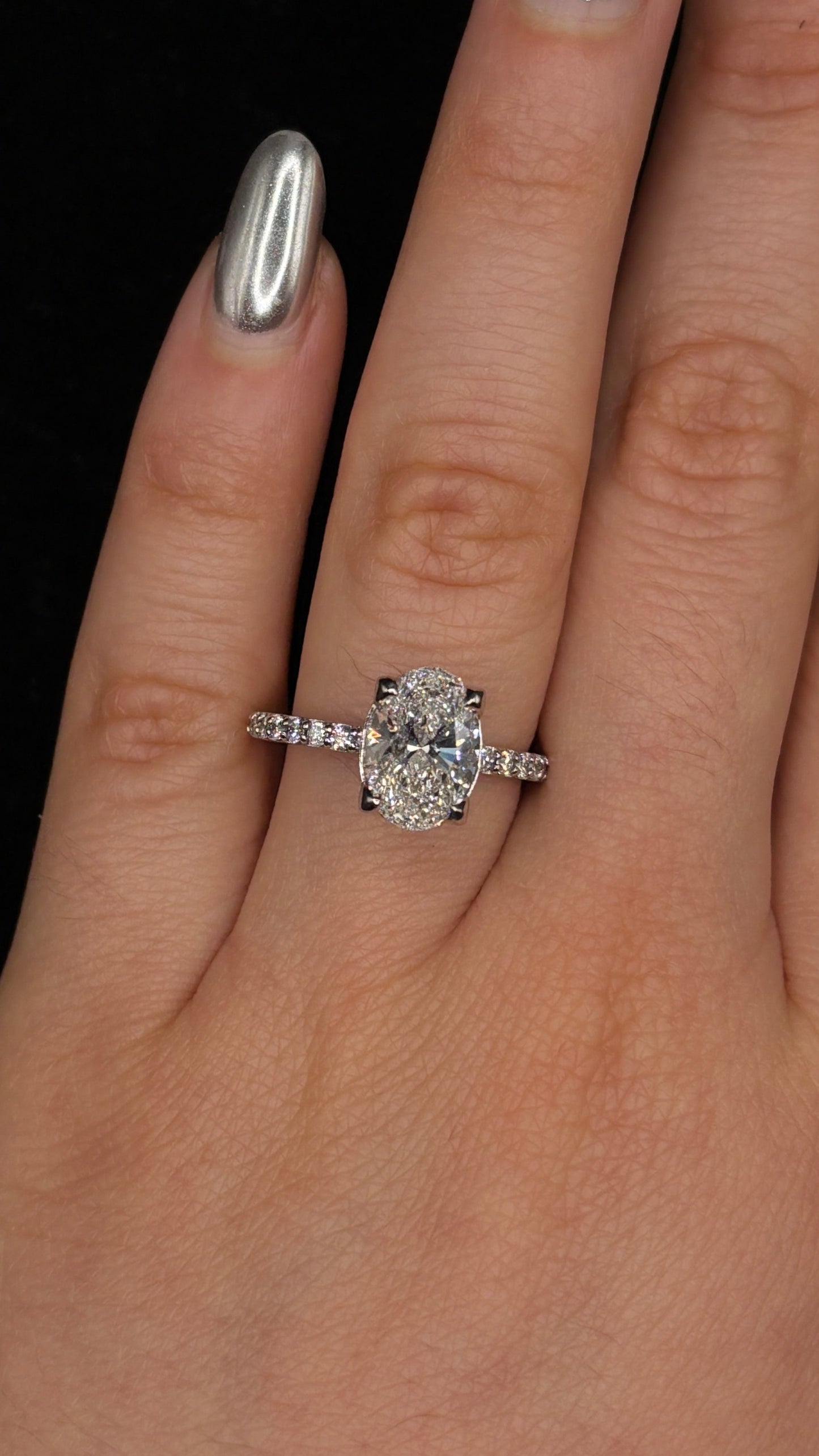 2.00ct Oval Brilliant Cut (F VS1) Diamond Engagement Ring – IGI Certified – Sleek Solitaire