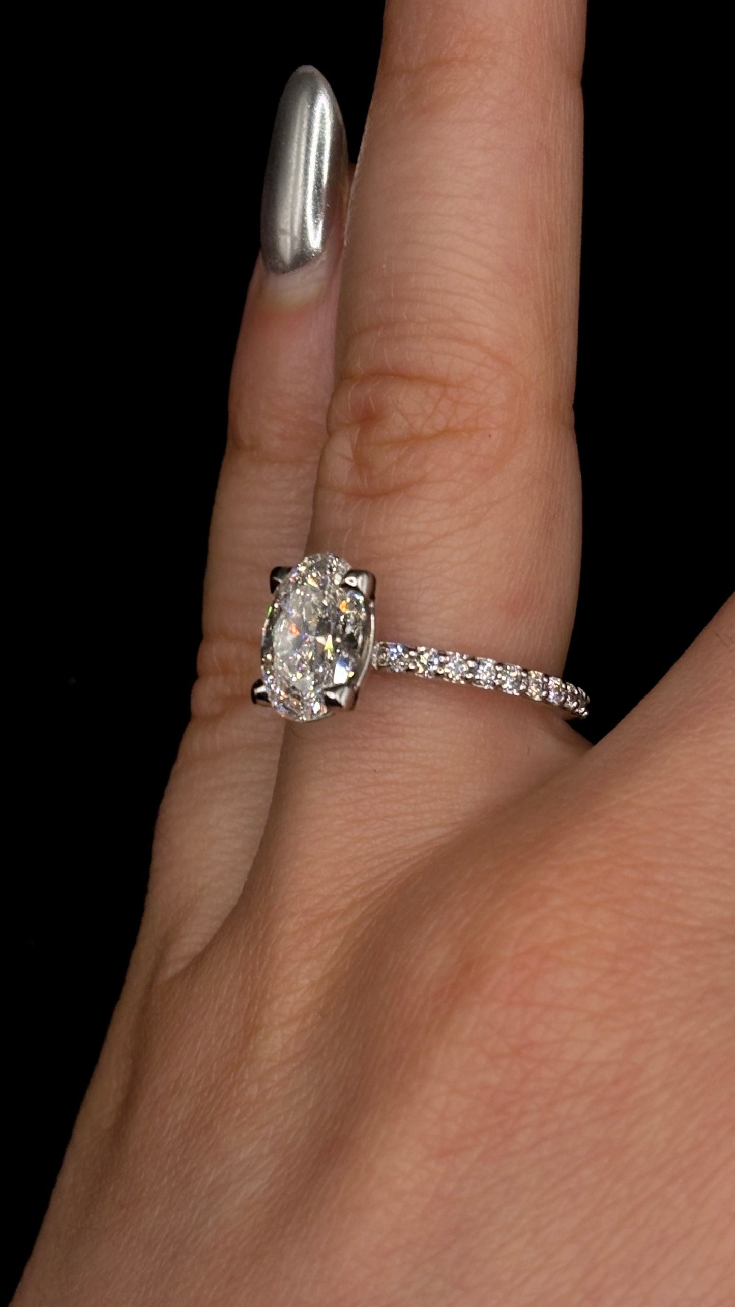 2.00ct Oval Brilliant Cut (F VS1) Diamond Engagement Ring – IGI Certified – Sleek Solitaire