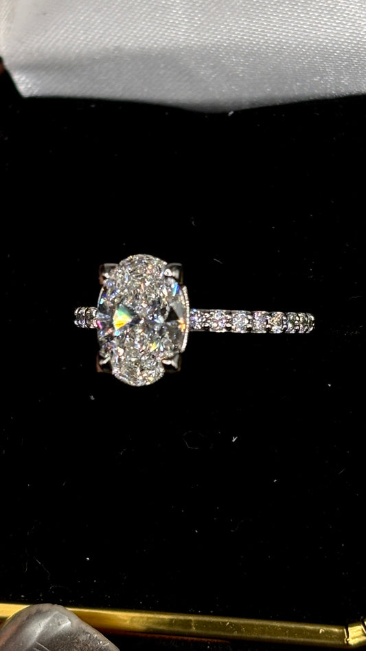 2.00ct Oval Brilliant Cut (F VS1) Diamond Engagement Ring – IGI Certified – Sleek Solitaire