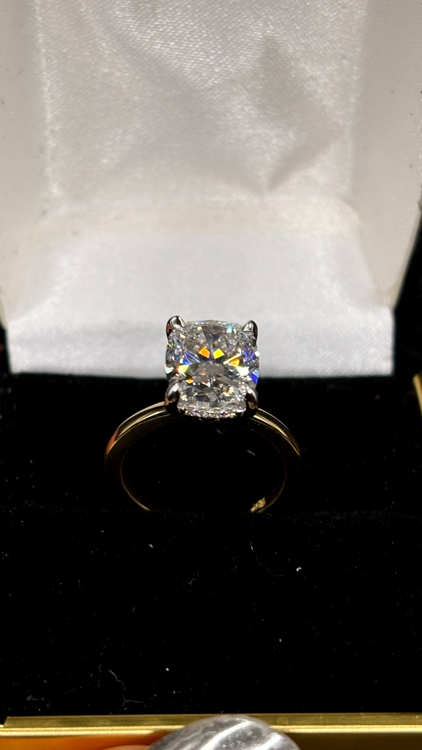 3.00ct Cushion-Cut (E VS1) Diamond Engagement Ring – IGI Certified – Two-Tone Hidden Halo