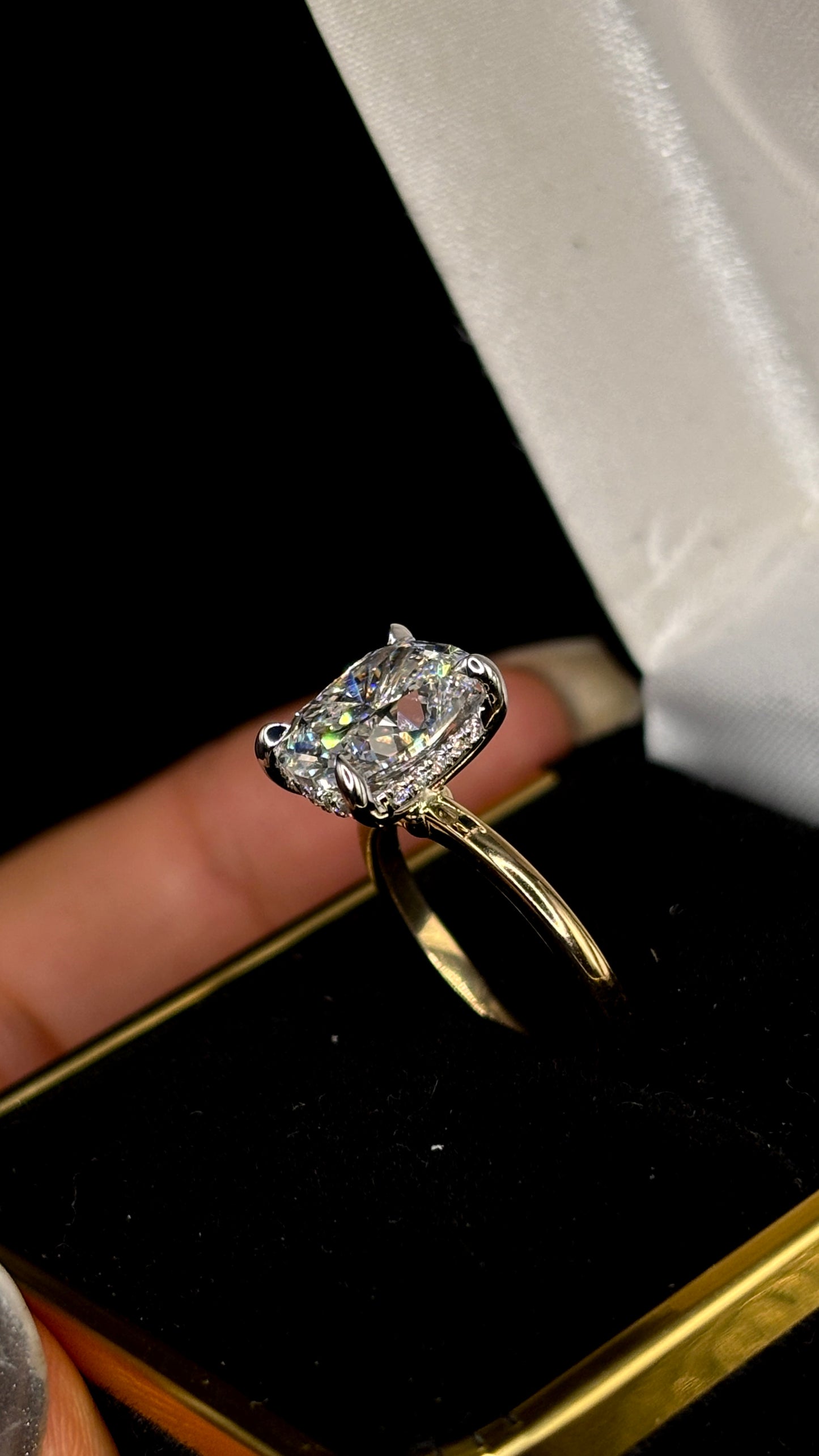 3.00ct Cushion-Cut (E VS1) Diamond Engagement Ring – IGI Certified – Two-Tone Hidden Halo