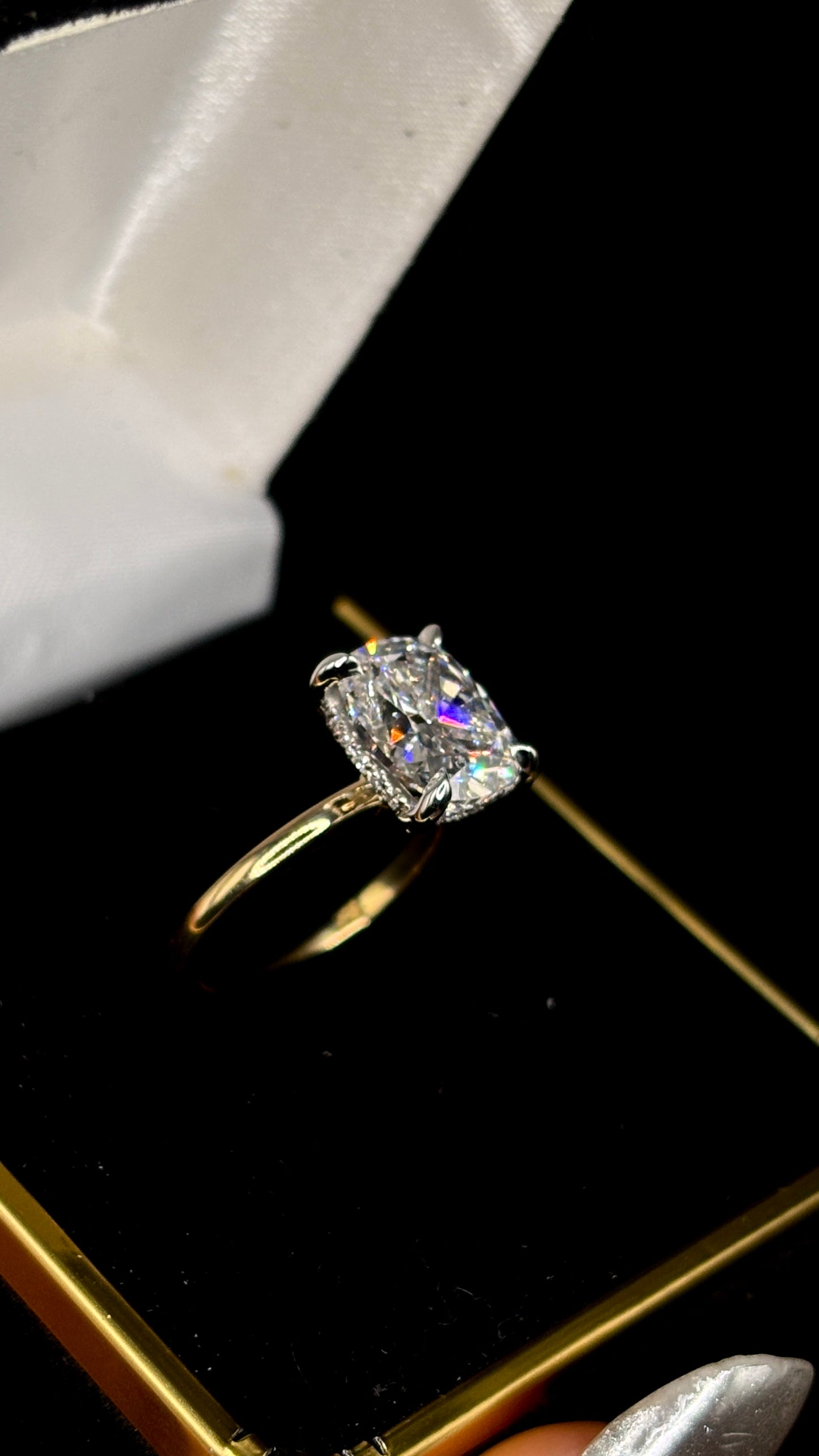 3.00ct Cushion-Cut (E VS1) Diamond Engagement Ring – IGI Certified – Two-Tone Hidden Halo