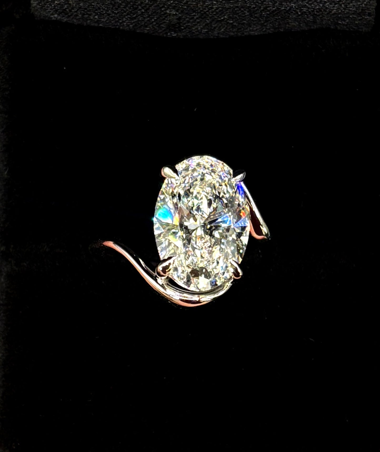5.00ct Oval Brilliant Cut (D VS1) Diamond Engagement Ring – IGI Certified – Sculptural Bypass Solitaire